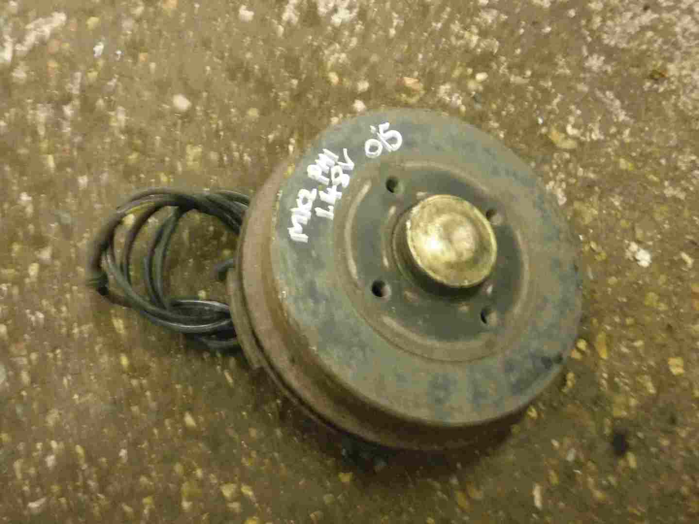 Renault Clio MK2 1998-2001 1.4 8v Drivers OS Rear Brake Drum Stub Axle