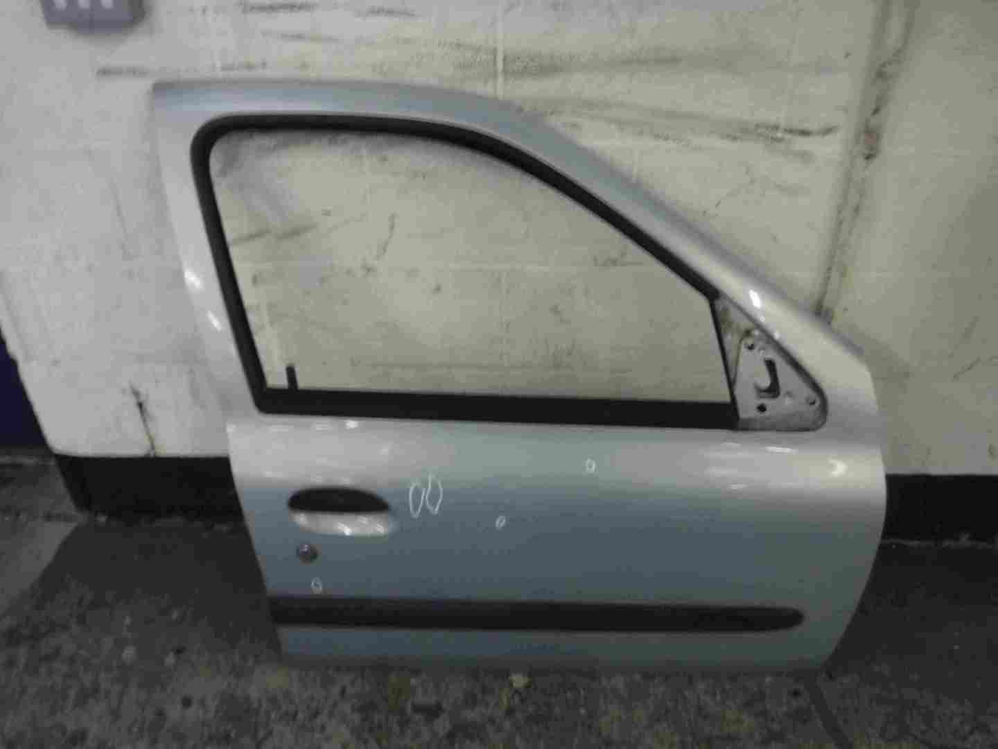 Renault Clio MK2 1998-2001 Drivers OSF Front Door Silver 632 5dr model