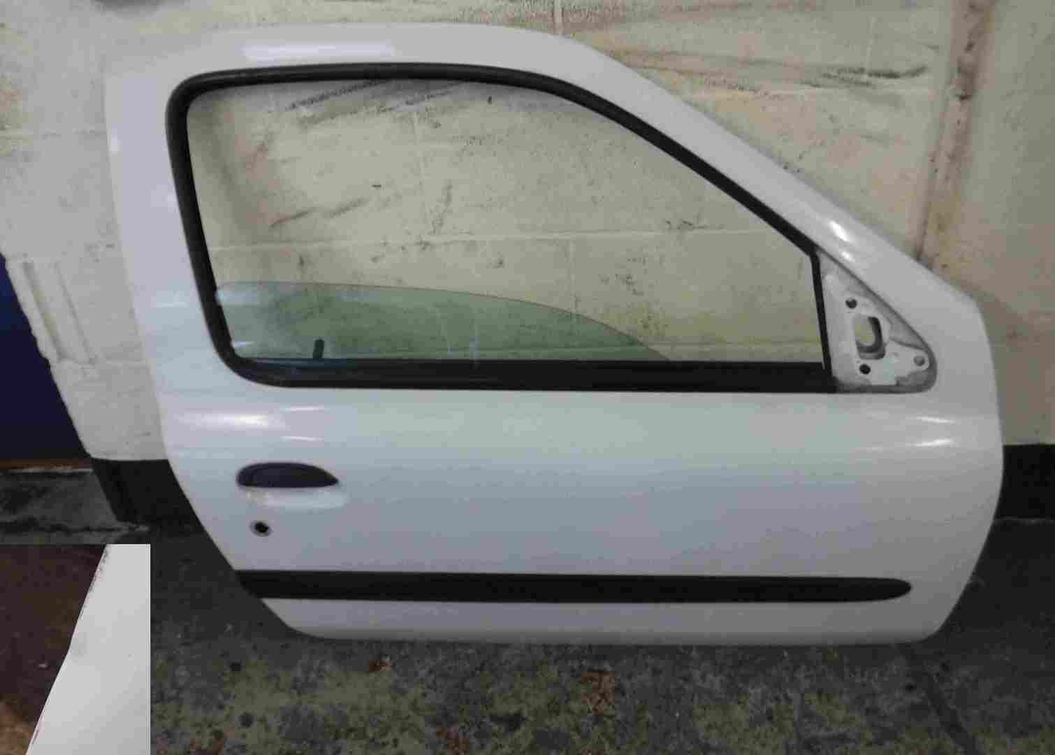 Renault Clio MK2 1998-2001 Drivers OSF Front Door White D389 3dr