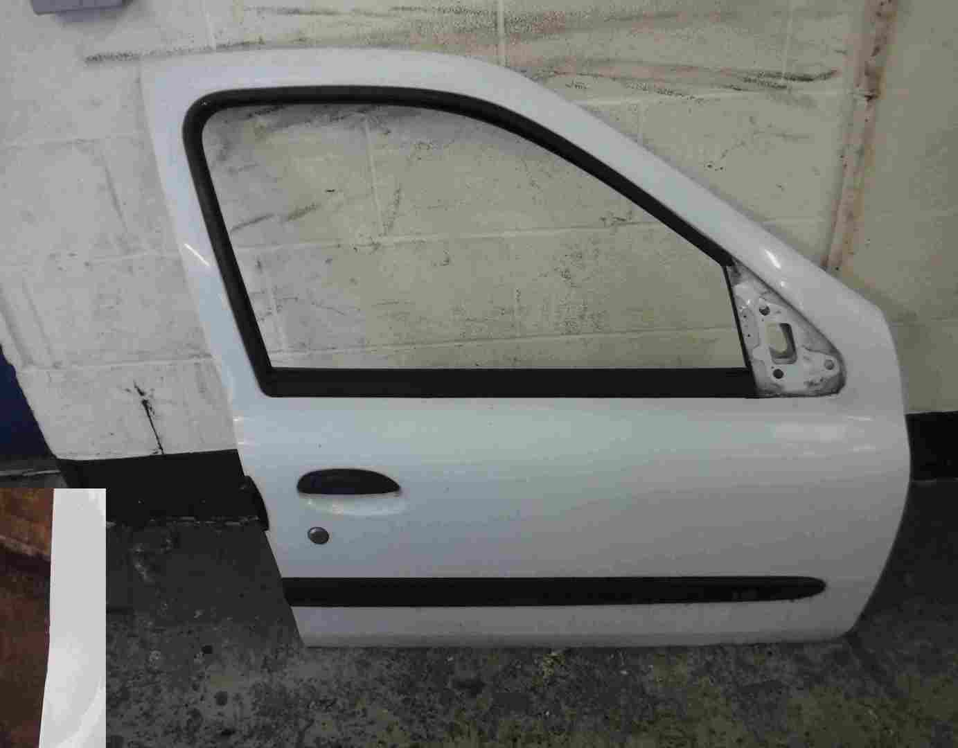 Renault Clio MK2 1998-2001 Drivers OSF Front Door White D389 5dr
