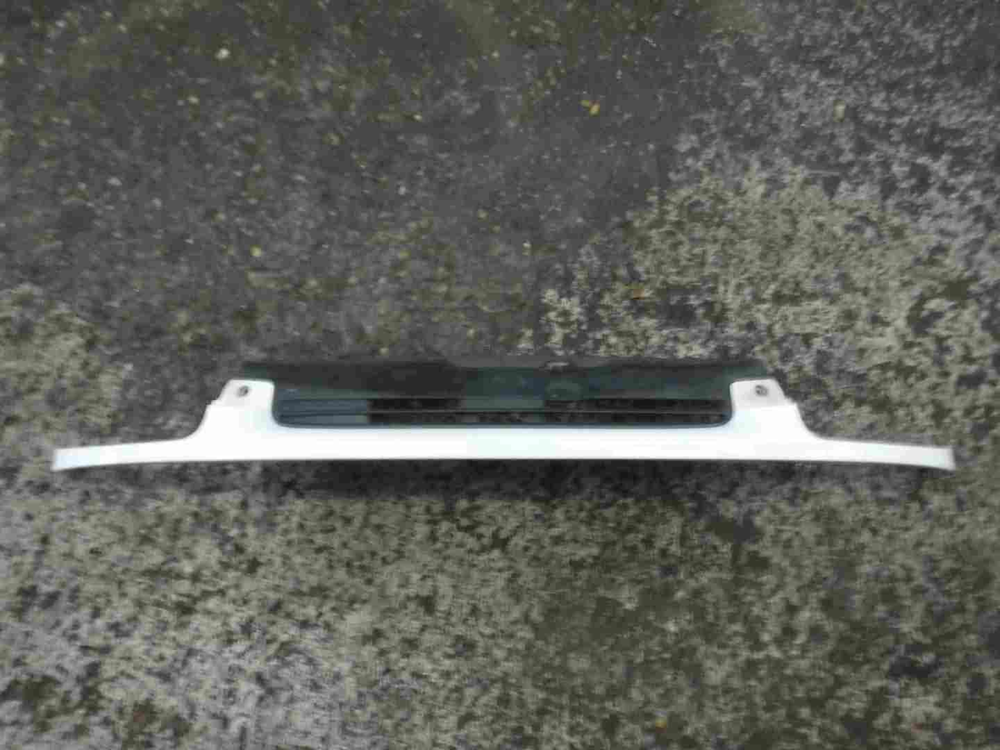 Renault Clio MK2 1998-2001 Front Bumper Grille White D389