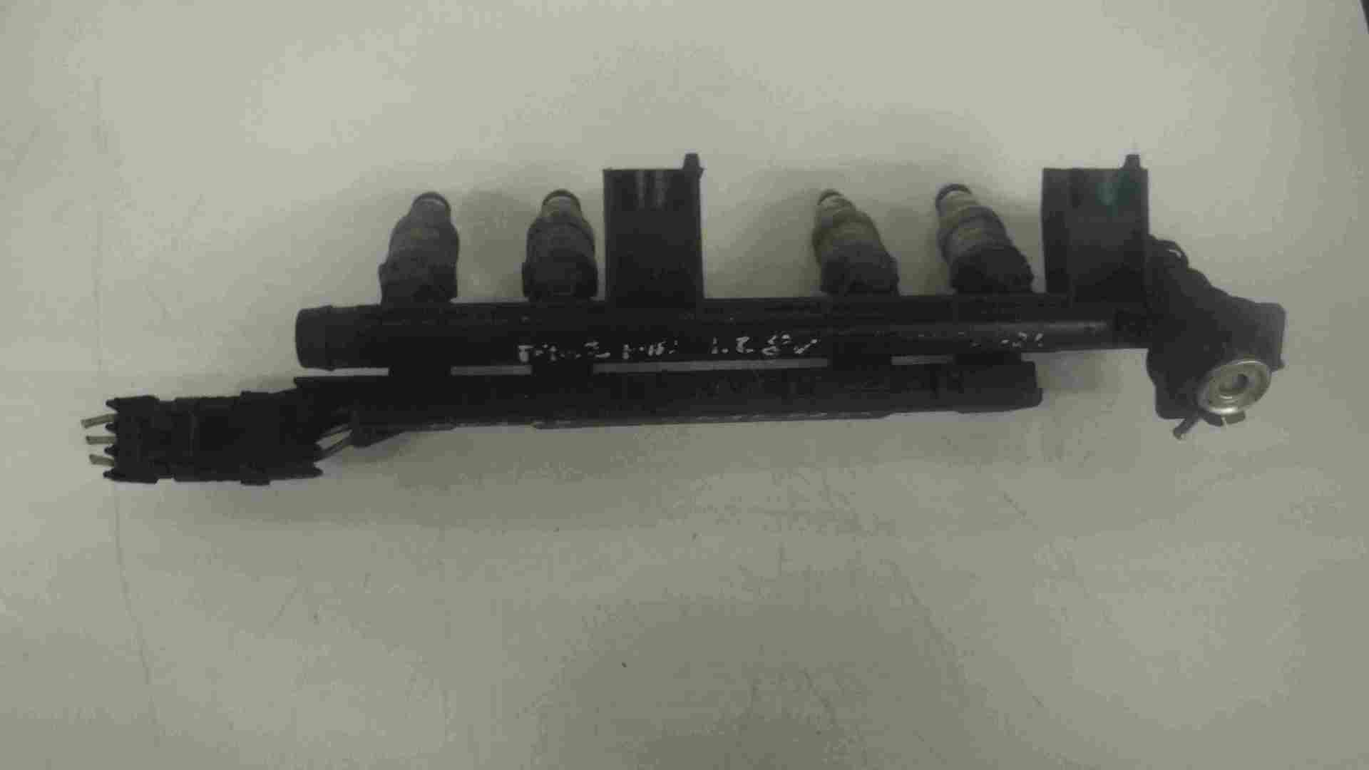 Renault Clio MK2 1998-2006 1.2 8v Fuel Injectors X4 Set + Rail 7700108667