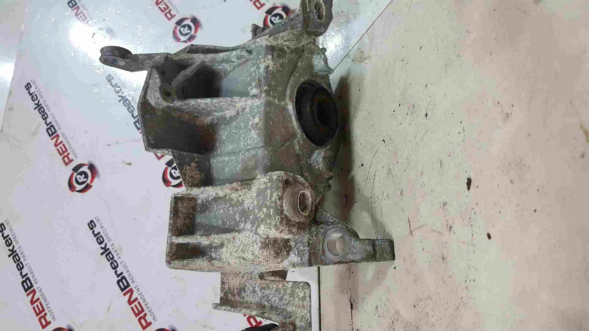 Thumb 2 Renault Clio MK2 2001-2006 1.2 8V Gearbox Mount Tray