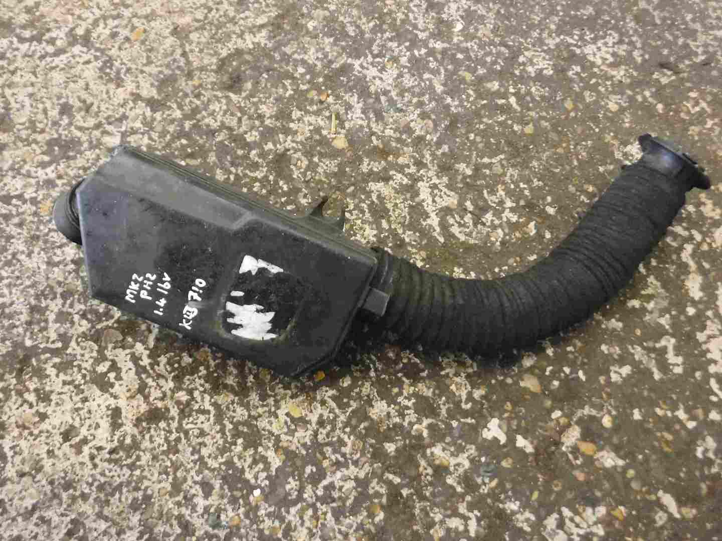Renault Clio MK2 2001-2006 1.4 16v Airbox Filter Cold Air Pipe