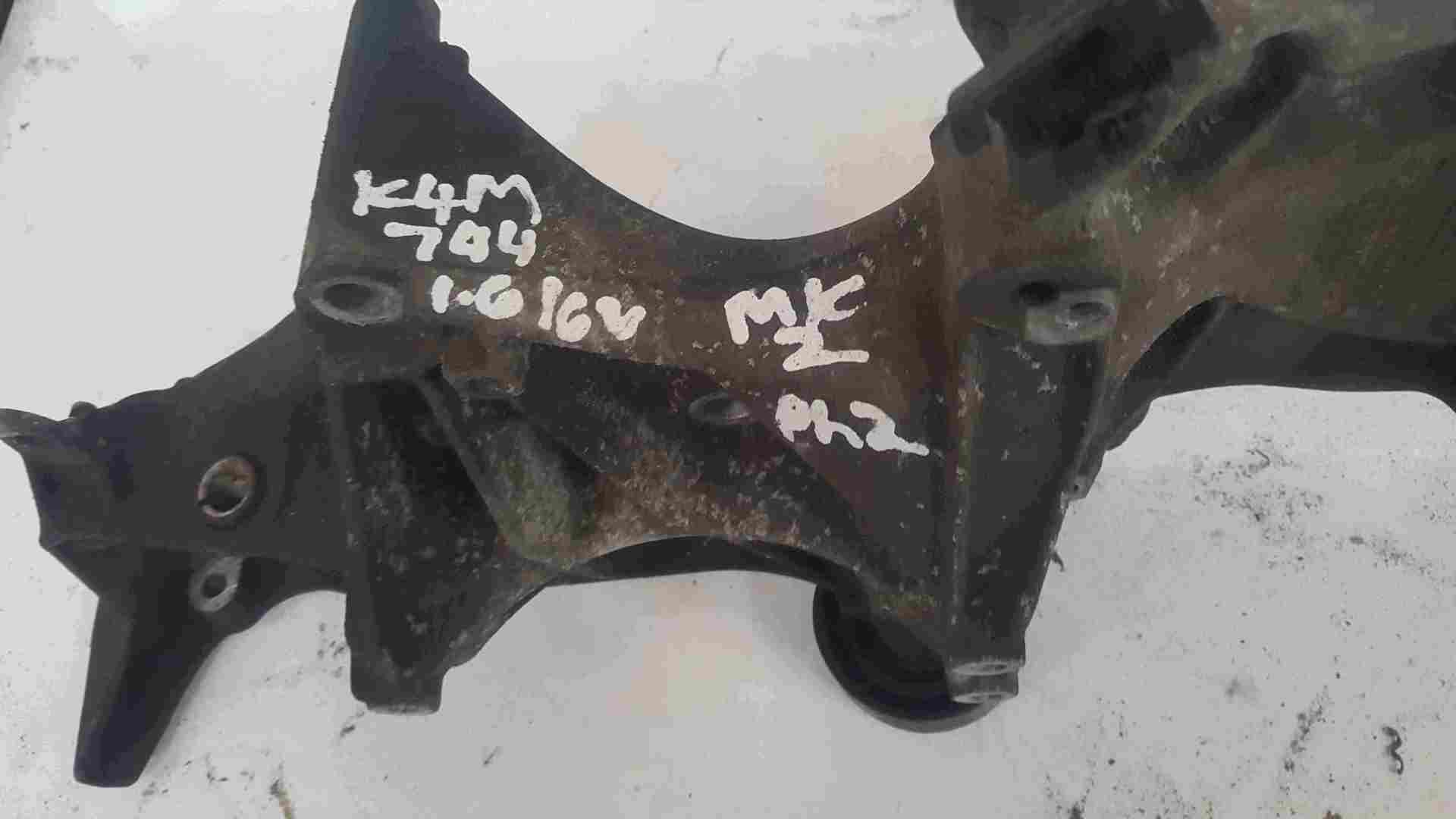 Thumb 2 Renault Clio MK2 2001-2006 1.6 16v Alternator Bracket