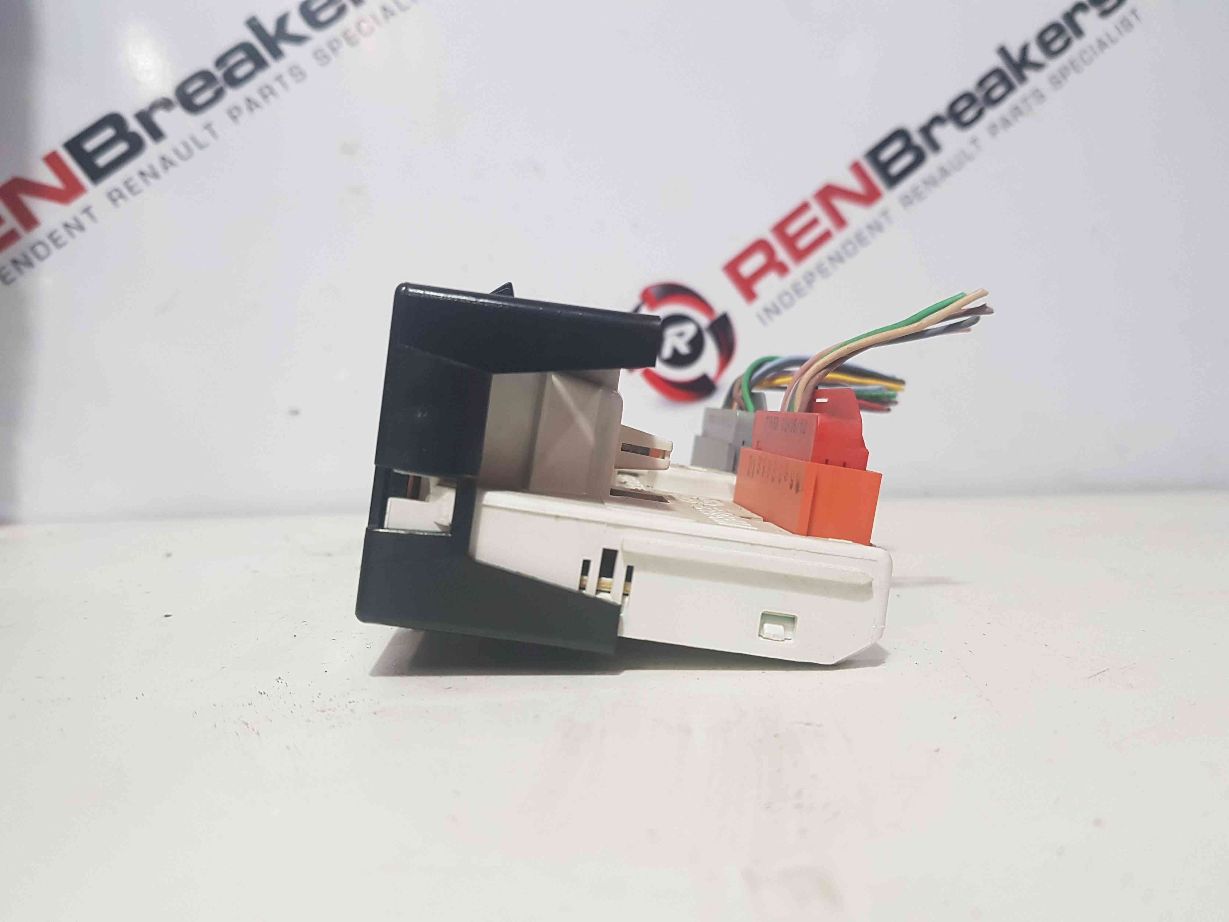 Thumb 2 Renault Clio MK2 2001-2006 Centre Display Radio Cd Player Clock 8200028364