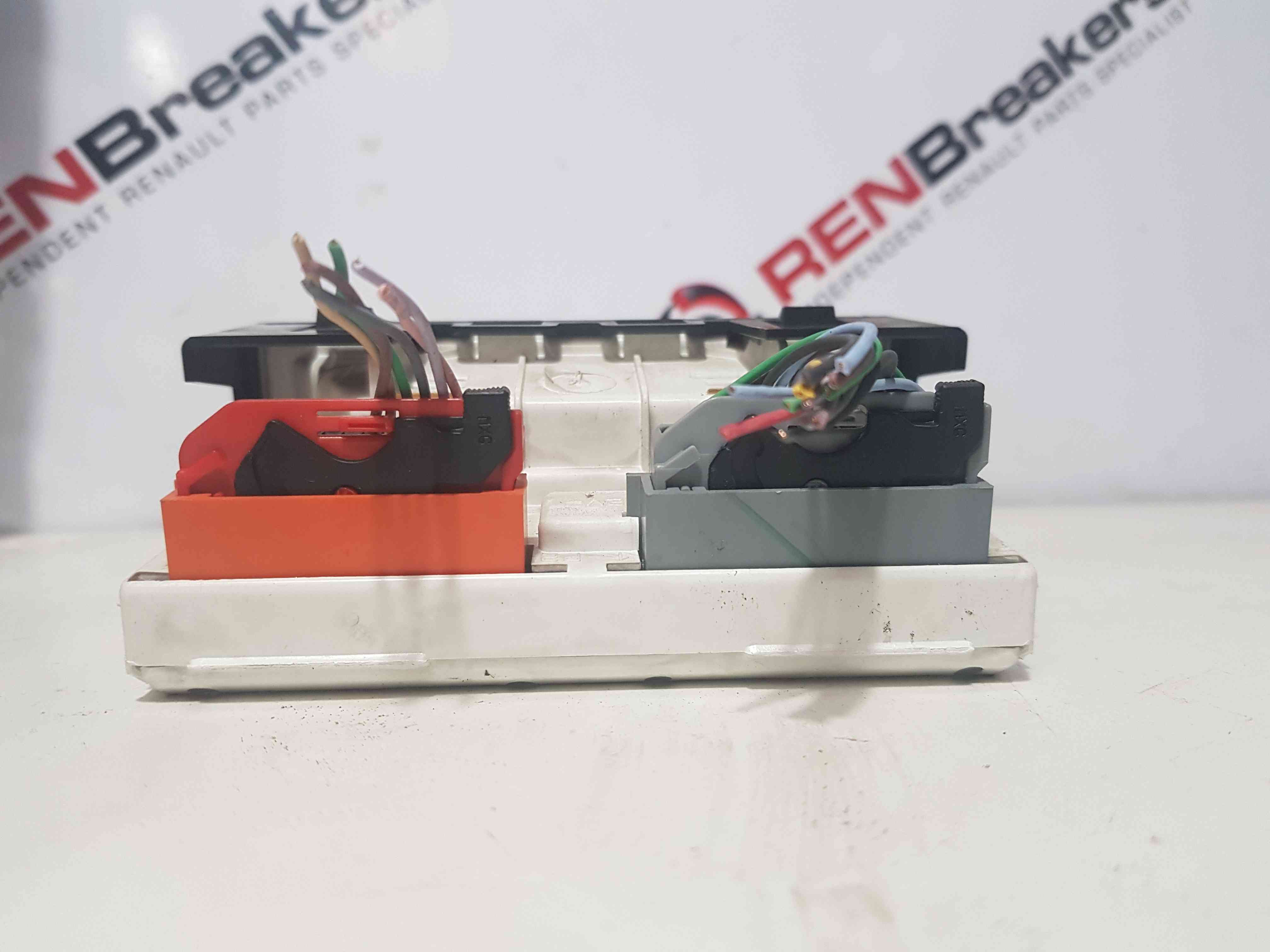 Thumb 3 Renault Clio MK2 2001-2006 Centre Display Radio Cd Player Clock 8200028364