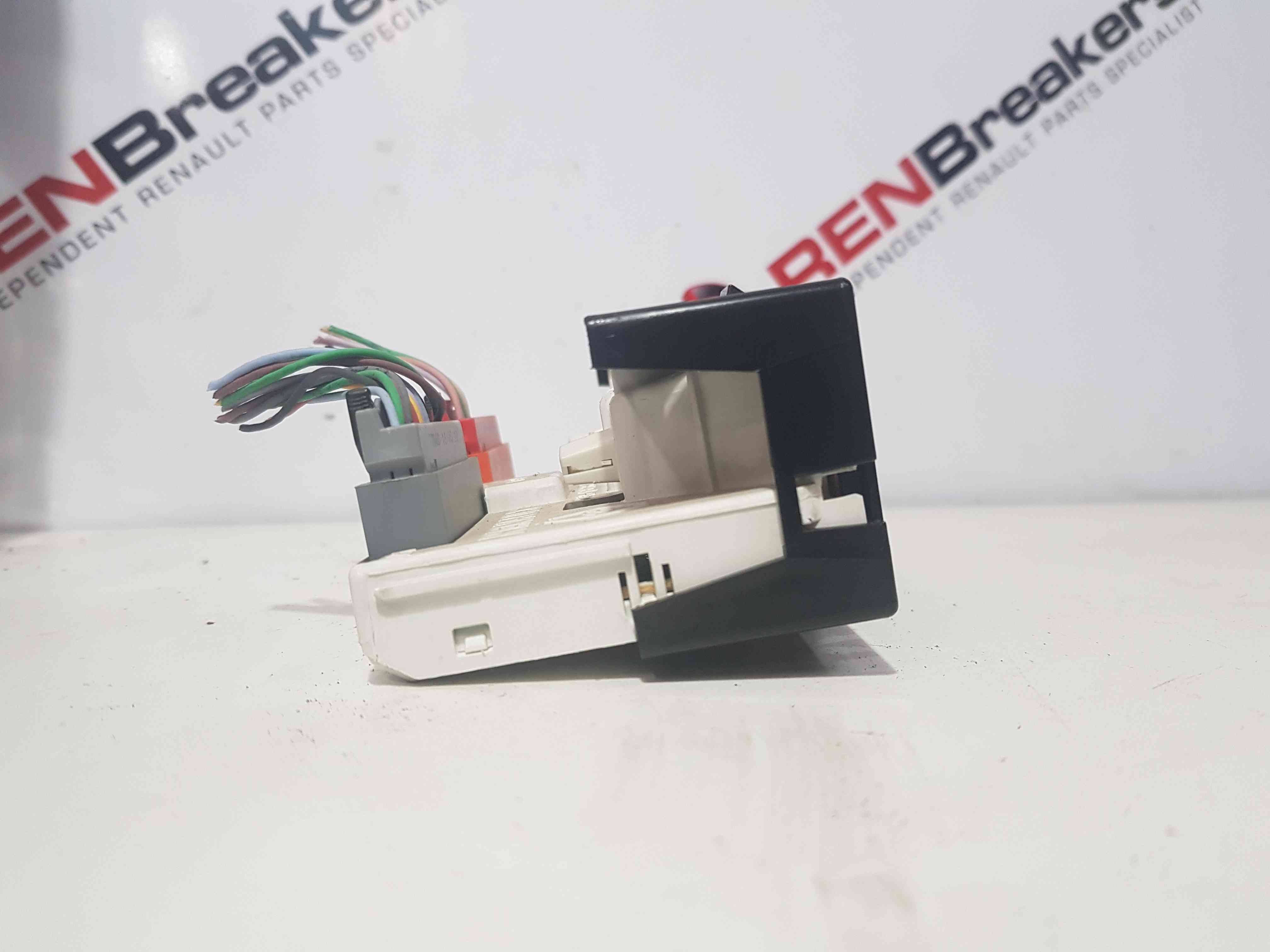 Thumb 4 Renault Clio MK2 2001-2006 Centre Display Radio Cd Player Clock 8200028364