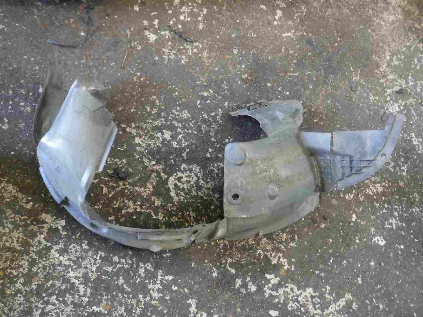 Renault Clio MK2 2001-2006 Drivers OSF Front Arch Liner Dirt Mud Guard