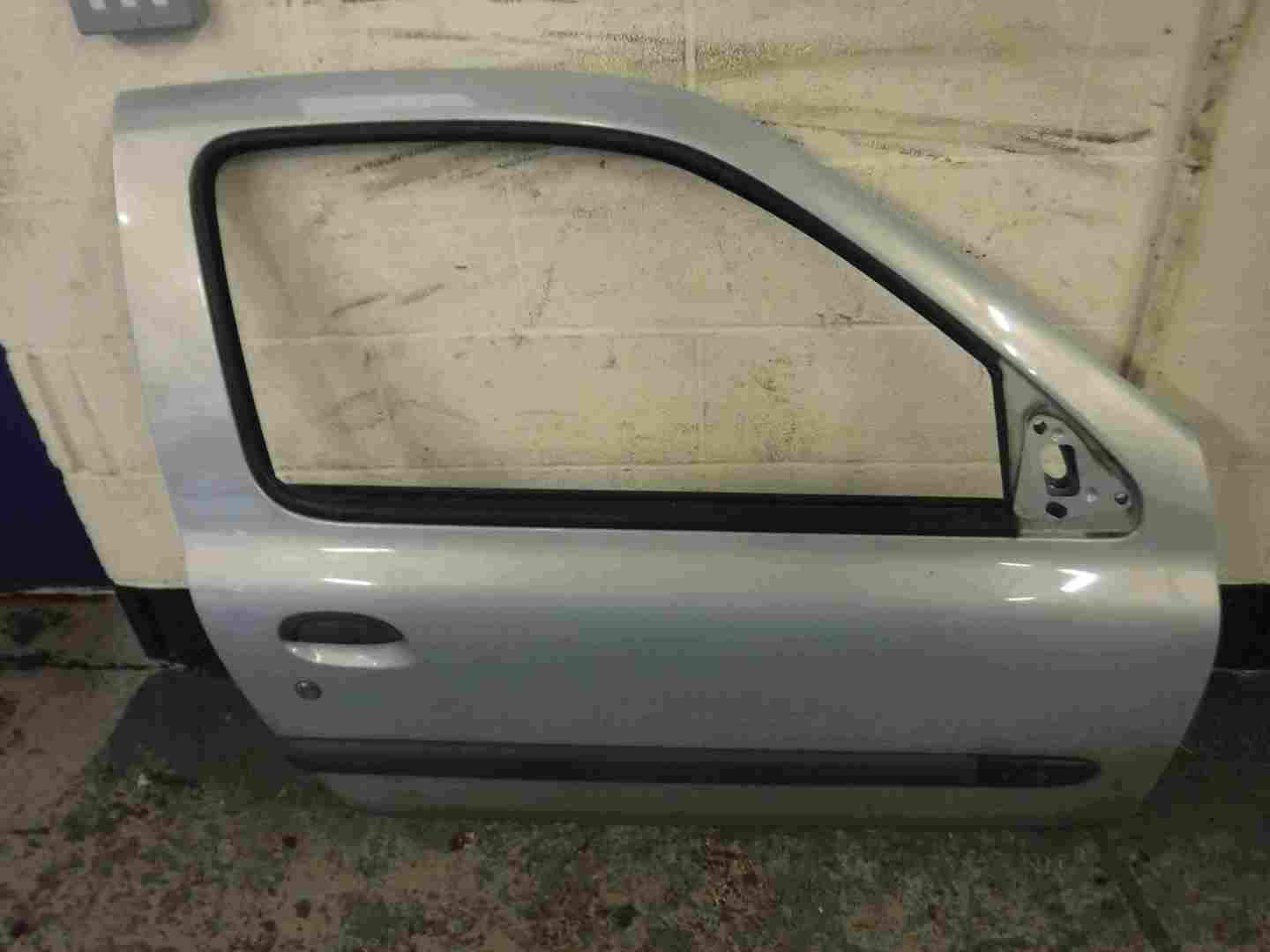 Renault Clio MK2 2001-2006 Drivers OSF Front Door Silver 632 3dr