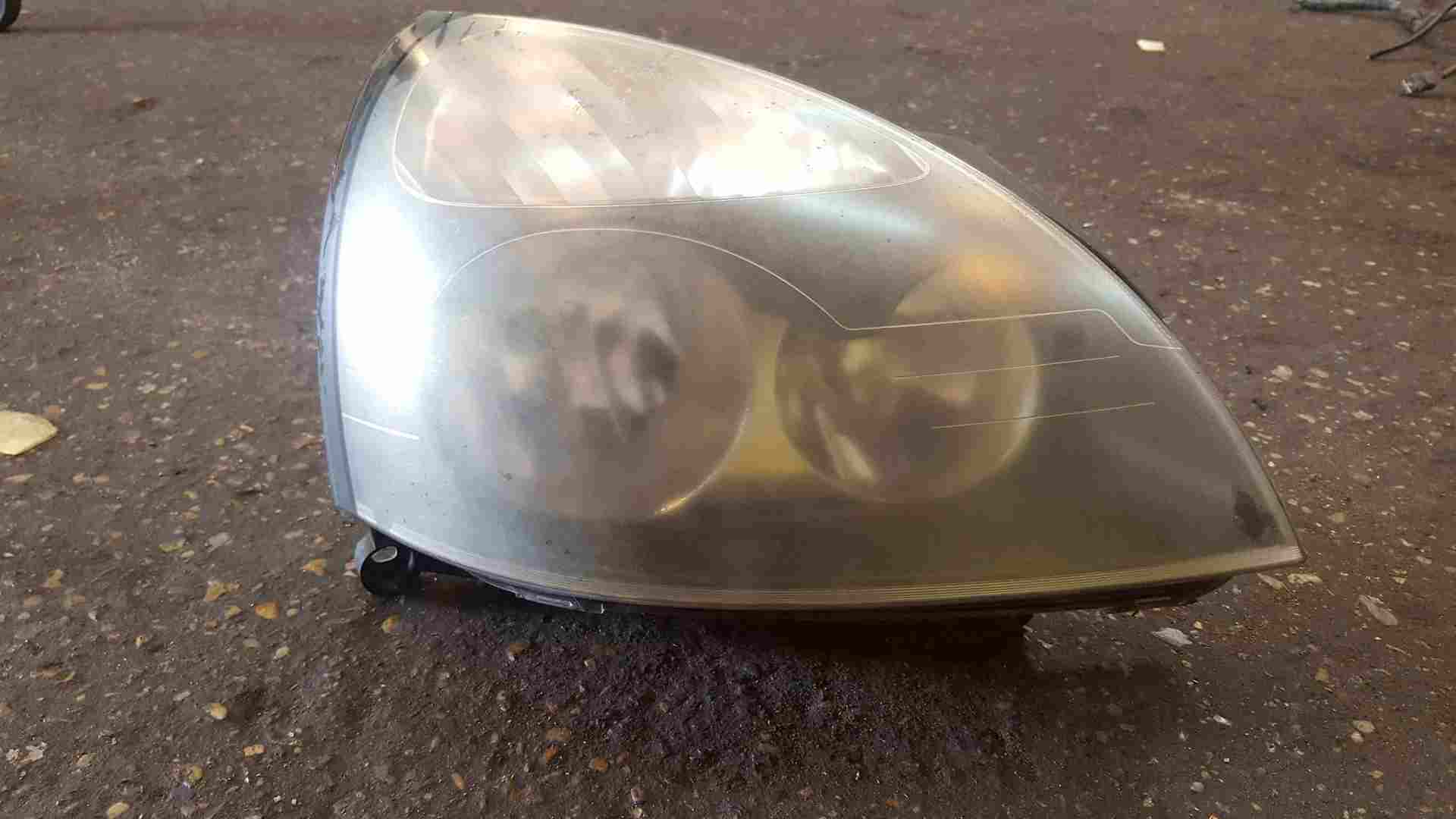 Thumb 4 Renault Clio MK2 2001-2006 Drivers OSF Front Headlight Cloudy 