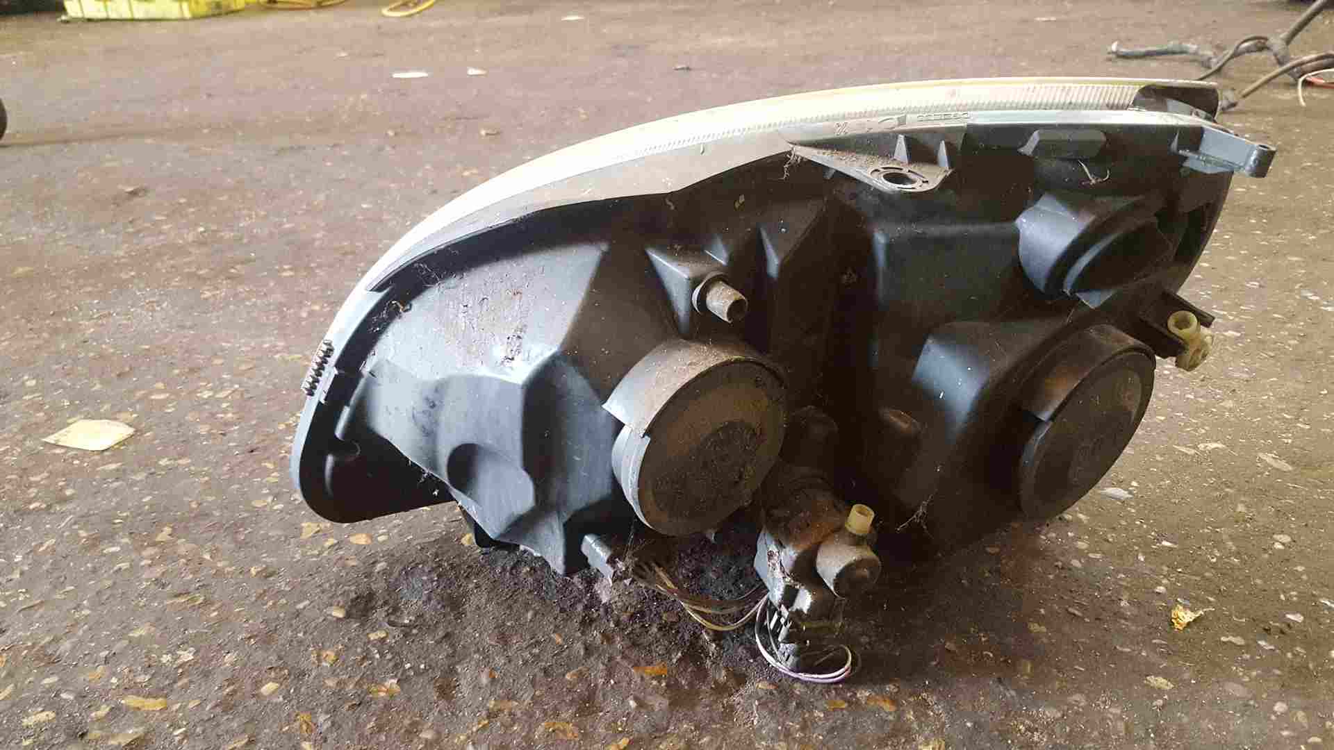 Thumb 6 Renault Clio MK2 2001-2006 Drivers OSF Front Headlight Cloudy 