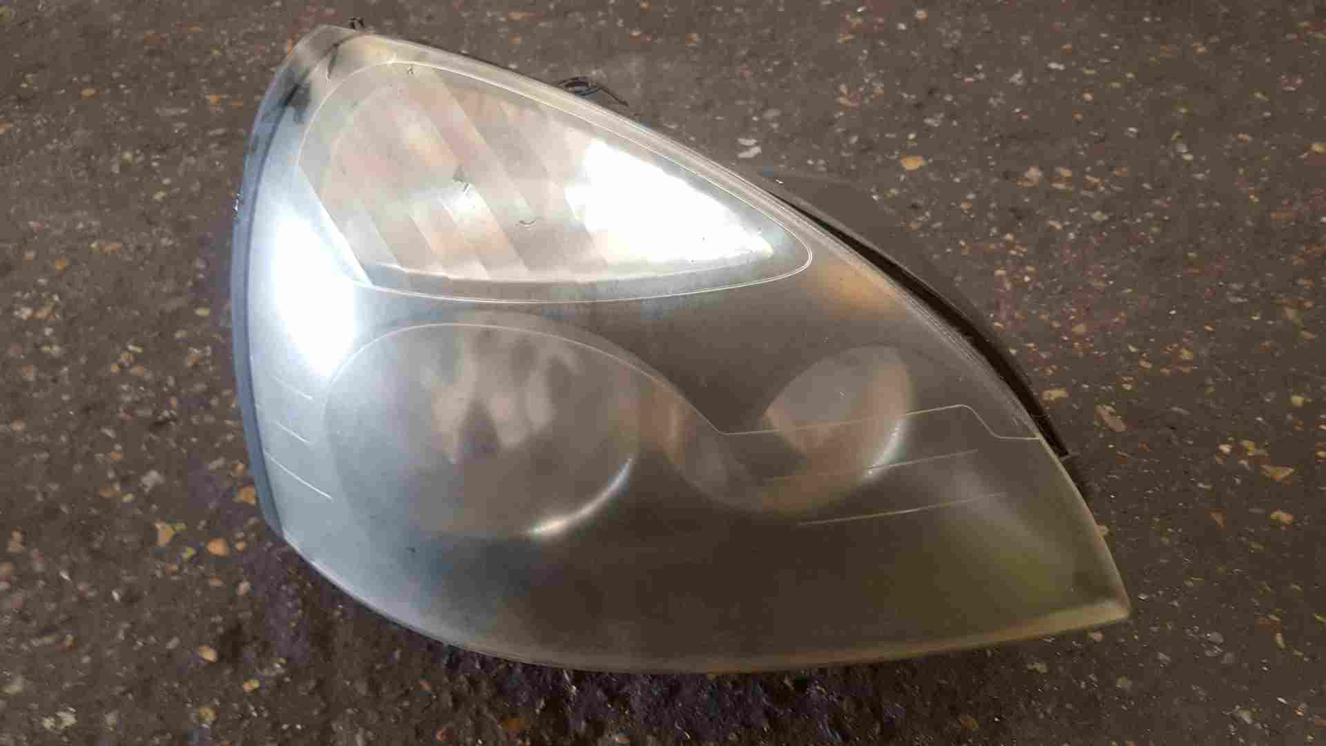 Thumb 8 Renault Clio MK2 2001-2006 Drivers OSF Front Headlight Cloudy 