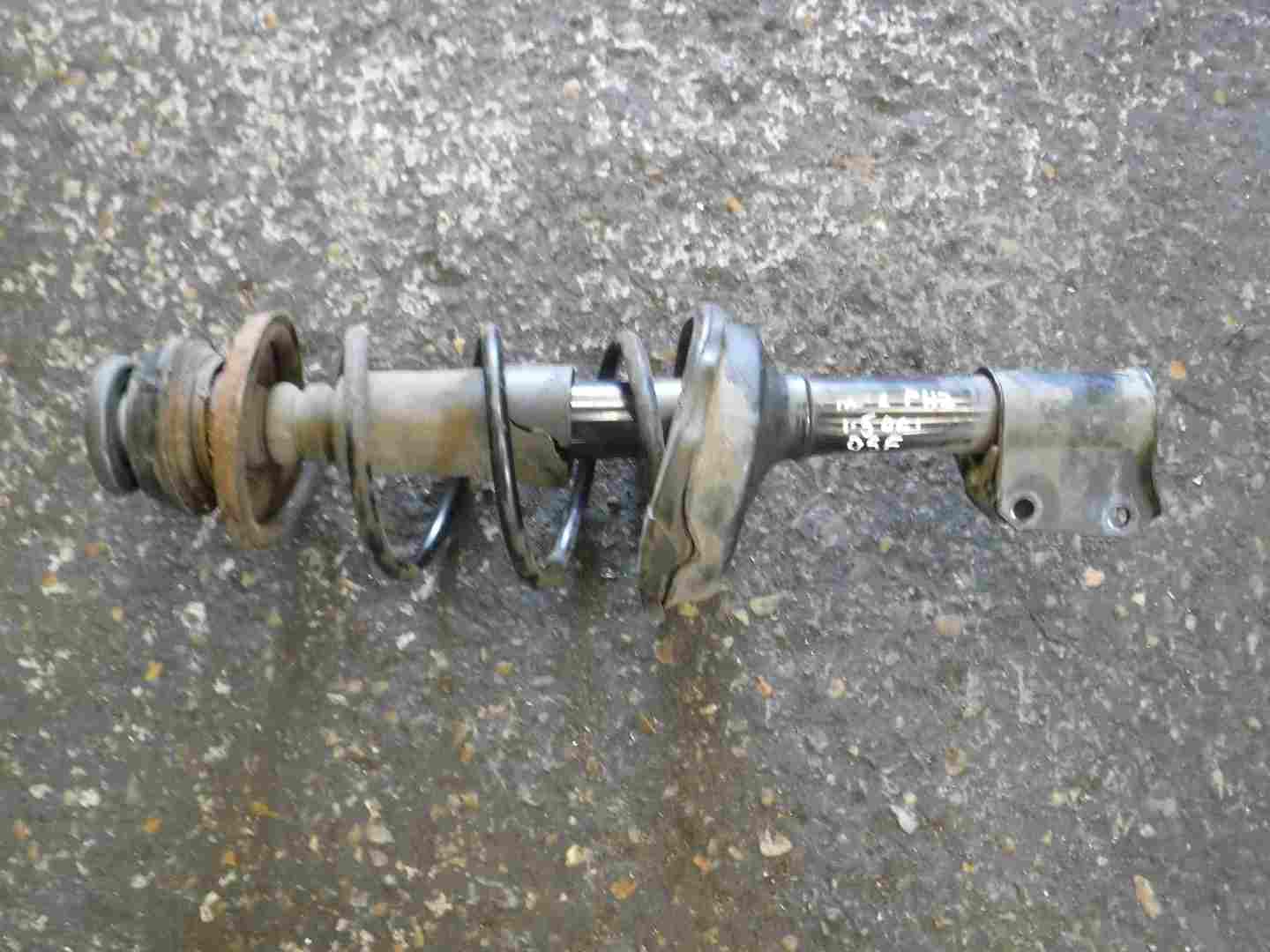 Renault Clio MK2 2001-2006 Drivers OSF Front Spring Suspension Leg