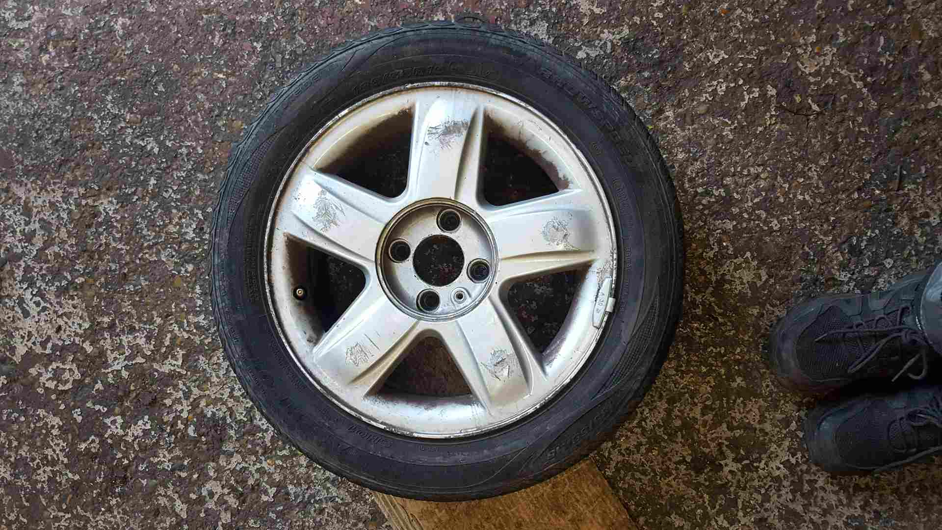 Renault Clio MK2 2001-2006 Dynamique Alloy Wheel + Tyre 185 55 15 6Mm 3/5