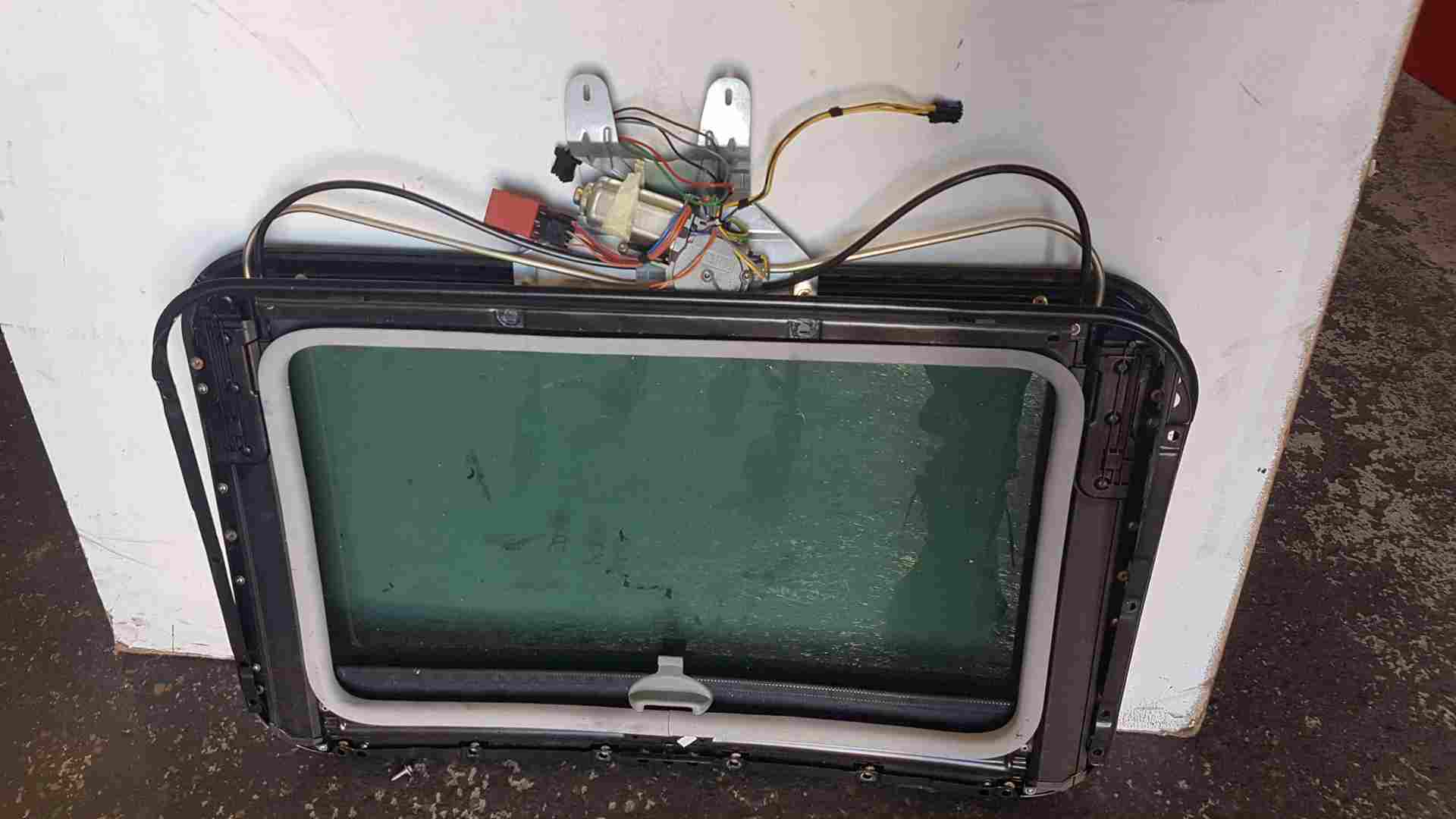 Thumb 2 Renault Clio MK2 2001-2006 Electric Sunroof Glass Window+ Motor