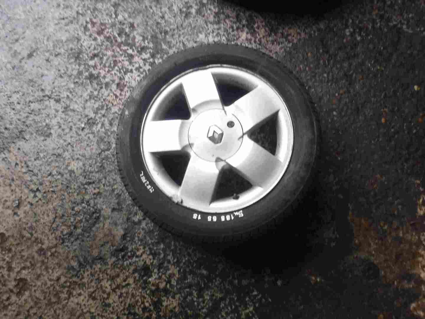 Renault Clio MK2 2001-2006 Expression Alloy Wheel + Tyre 185 55 15 5mm Tread
