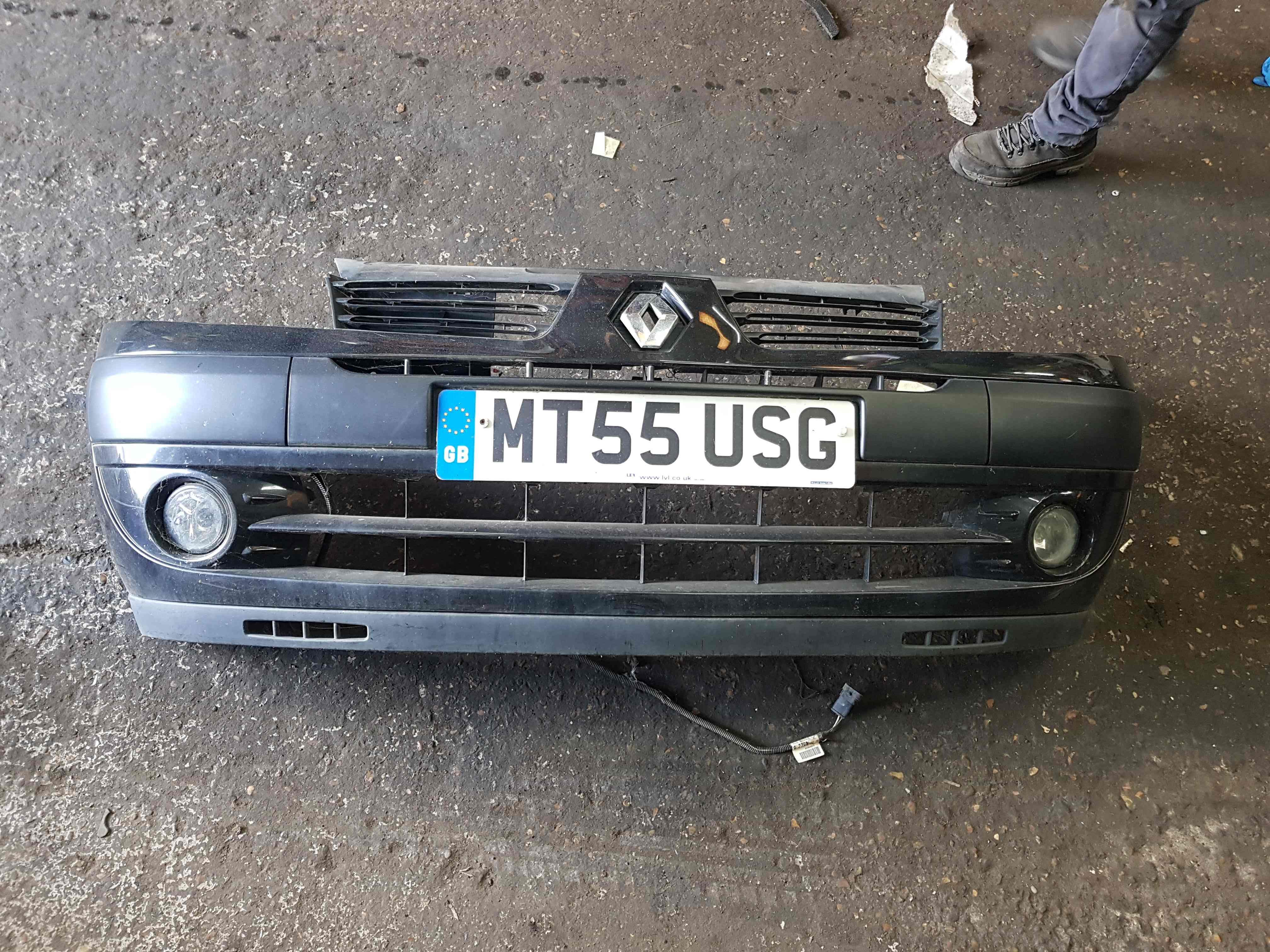 Thumb 2 Renault Clio MK2 2001-2006 Front Bumper Black 676