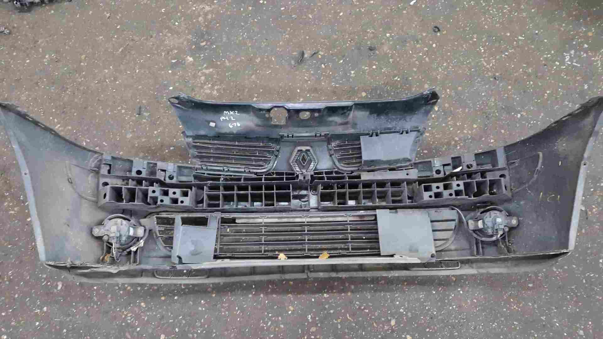 Thumb 2 Renault Clio MK2 2001-2006 Front Bumper Black 676