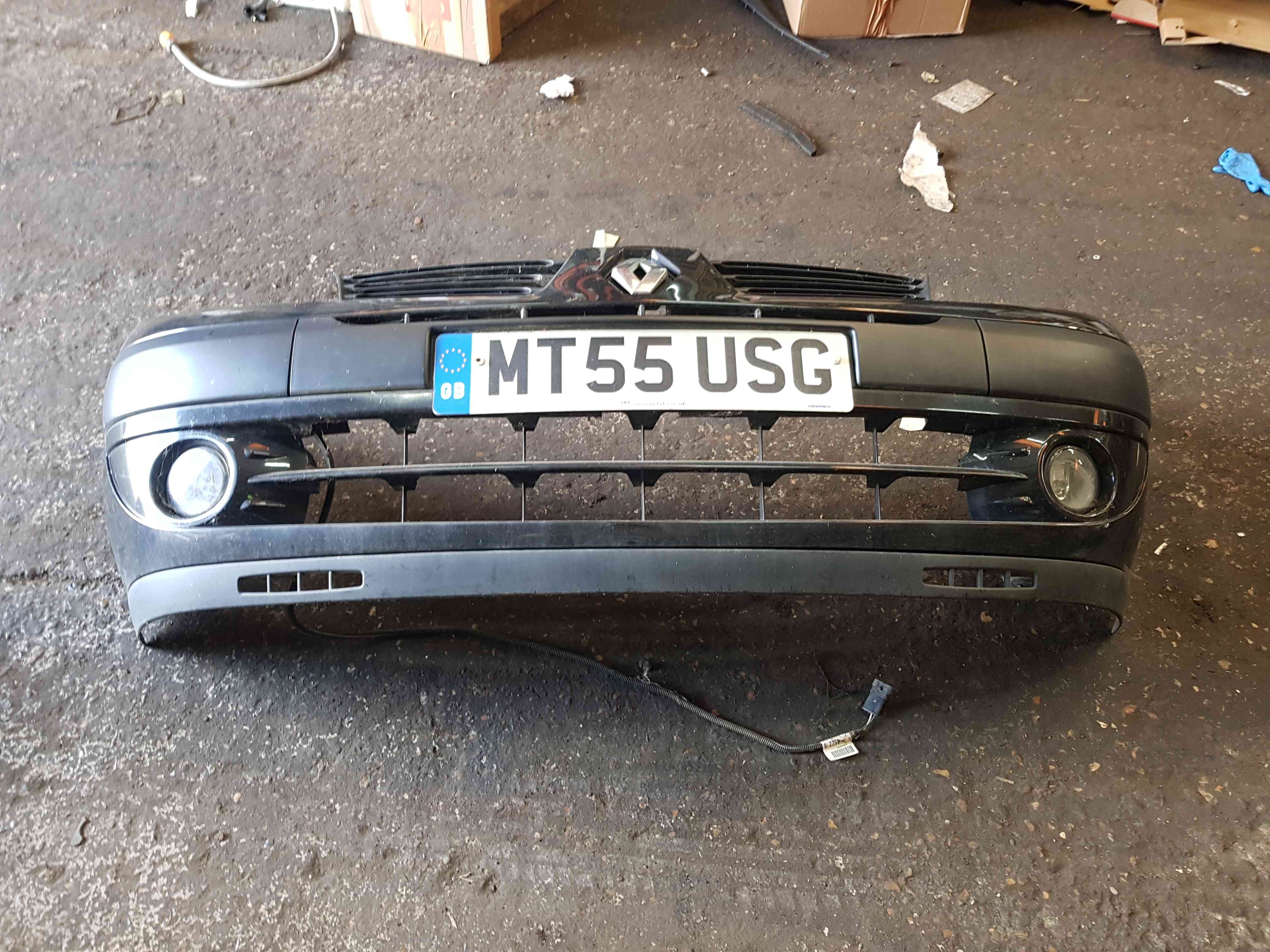 Thumb 12 Renault Clio MK2 2001-2006 Front Bumper Black 676