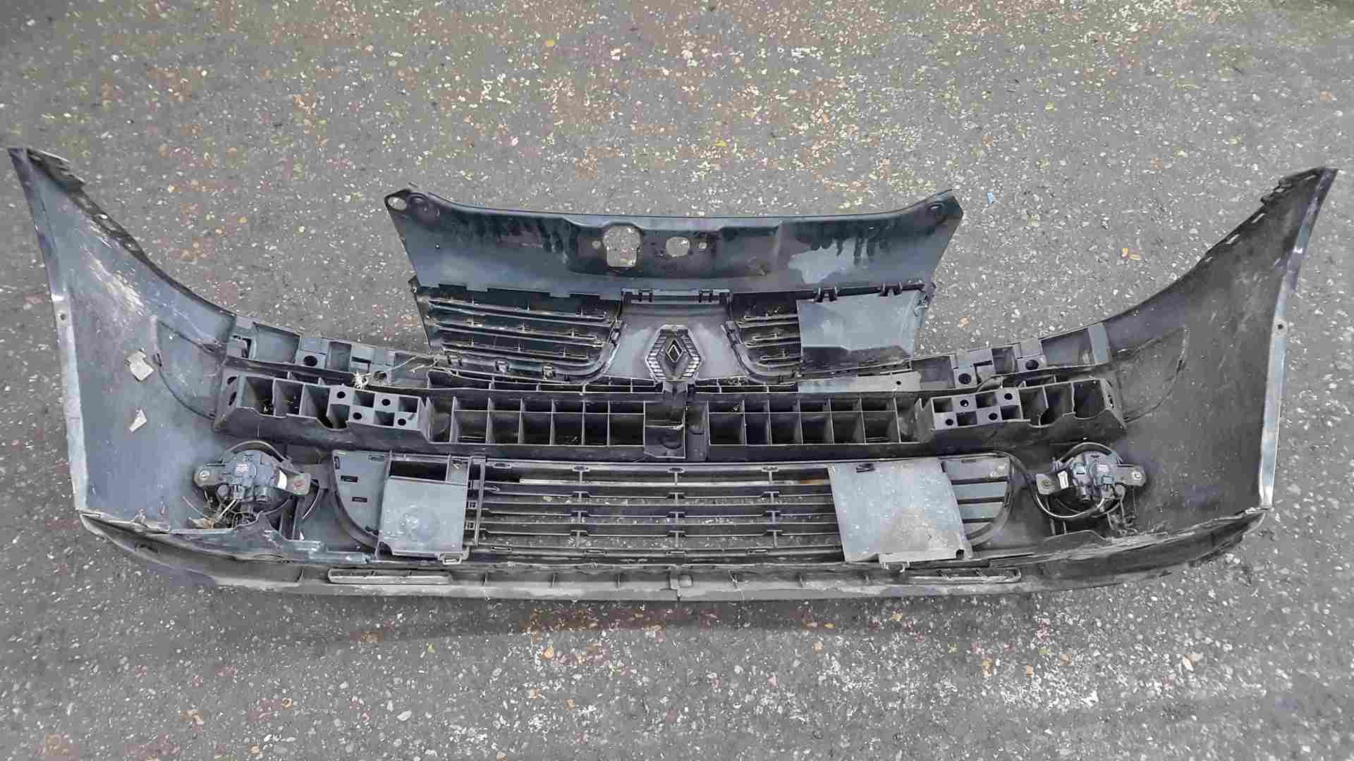 Thumb 3 Renault Clio MK2 2001-2006 Front Bumper Black 676 Col