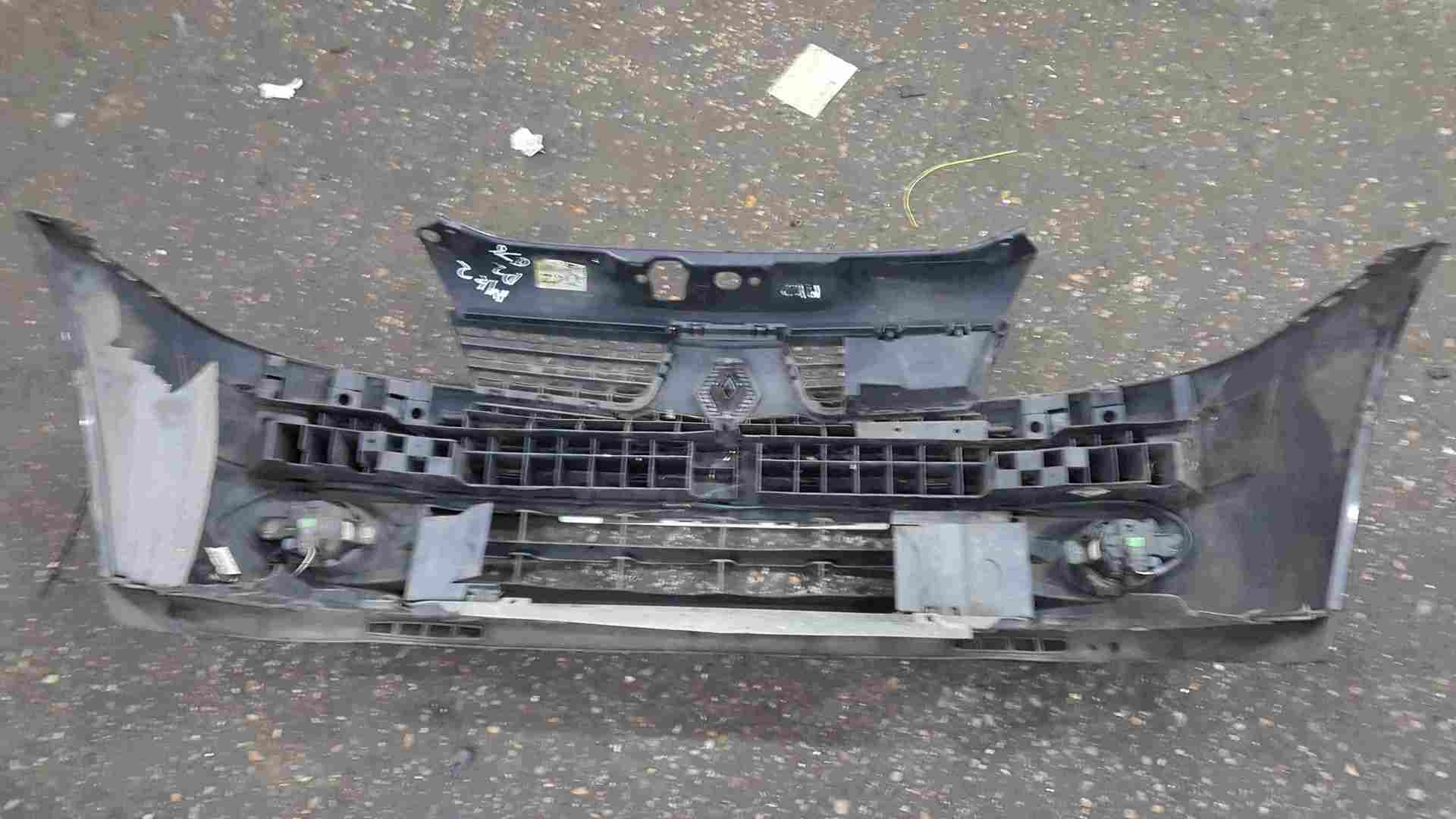 Thumb 2 Renault Clio MK2 2001-2006 Front Bumper Black 676 Colour