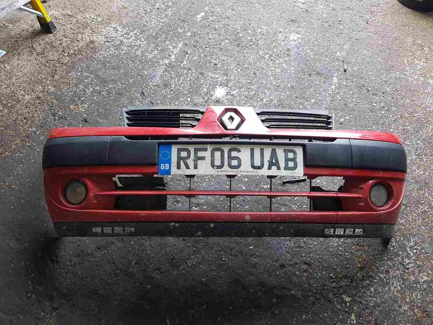Renault Clio MK2 2001-2006 Front Bumper RED Ov727