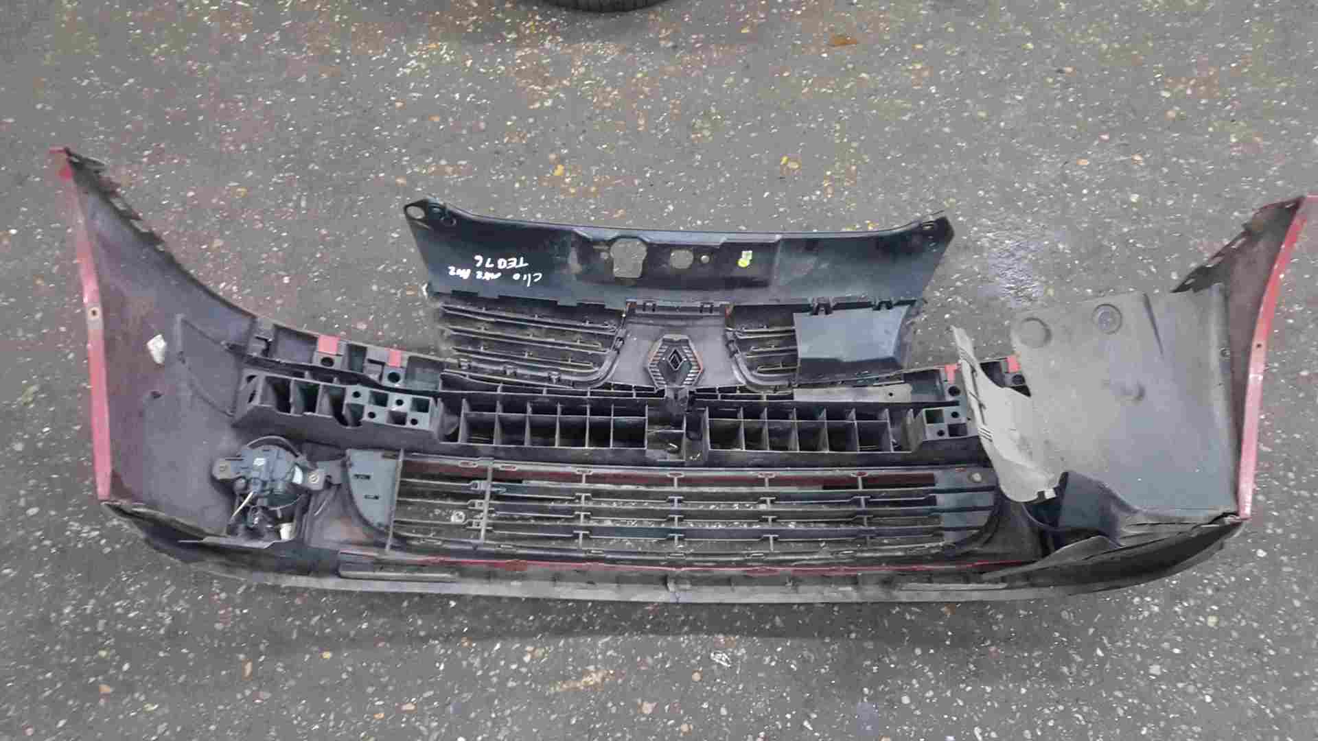 Thumb 2 Renault Clio MK2 2001-2006 Front Bumper Red TEB76