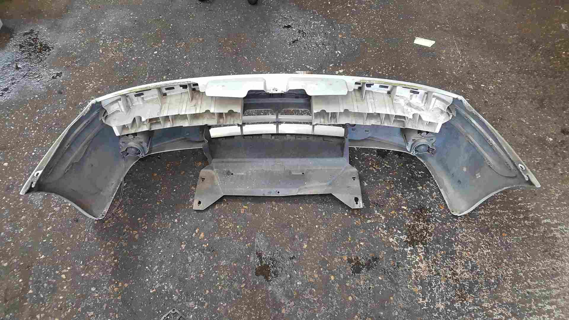 Thumb 2 Renault Clio MK2 2001-2006 Front Bumper Silver 632