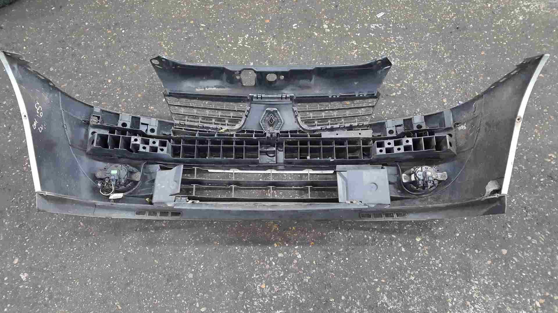 Thumb 2 Renault Clio MK2 2001-2006 Front Bumper Silver 632