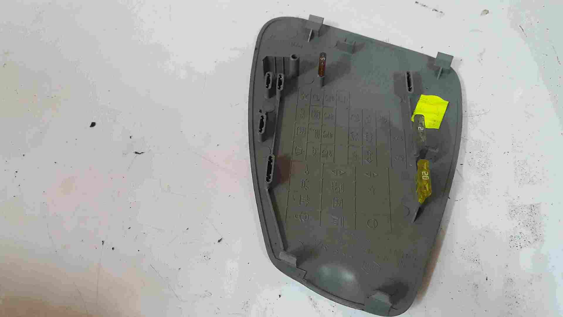 Thumb 2 Renault Clio MK2 2001-2006 Fuse Box Top Cover Lid 8200071237