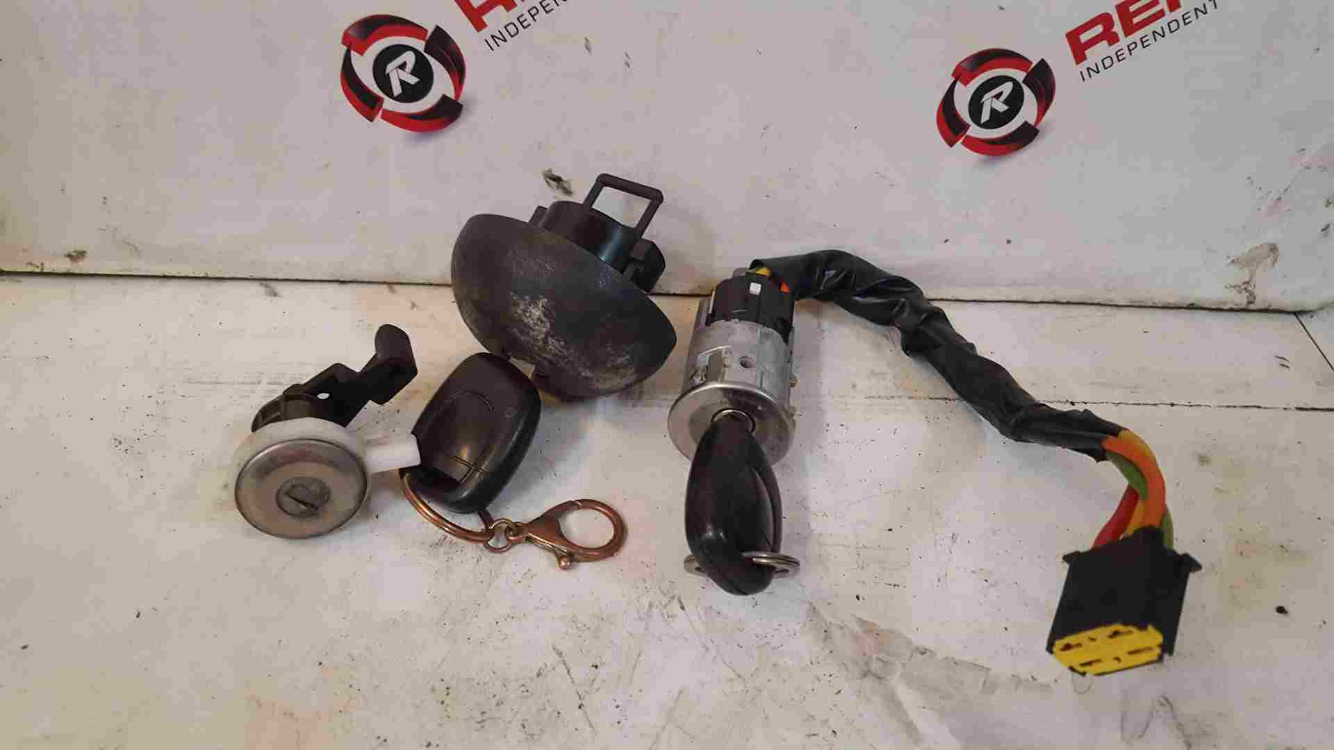 Thumb 2 Renault Clio MK2 2001-2006 Ignition Barrel Petrol Door Locks SET   KEY