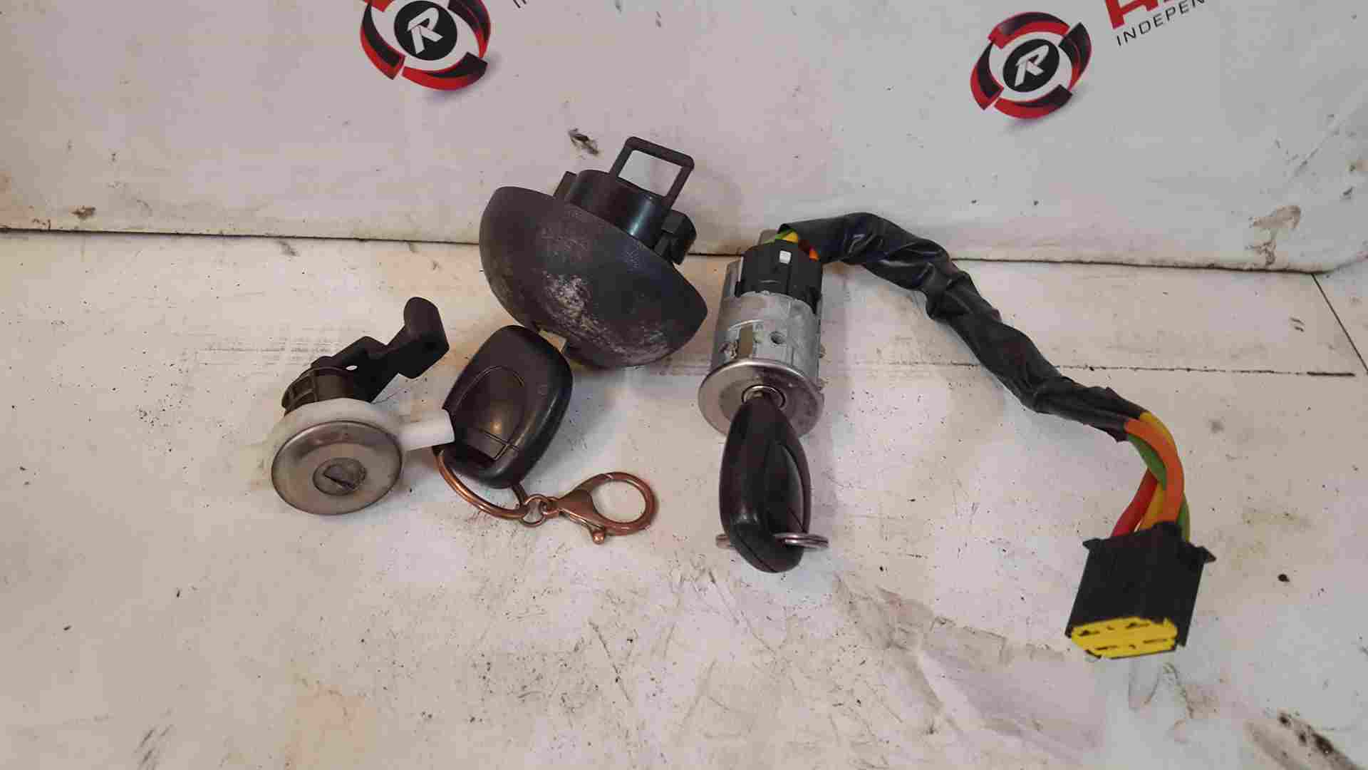 Thumb 3 Renault Clio MK2 2001-2006 Ignition Barrel Petrol Door Locks SET   KEY