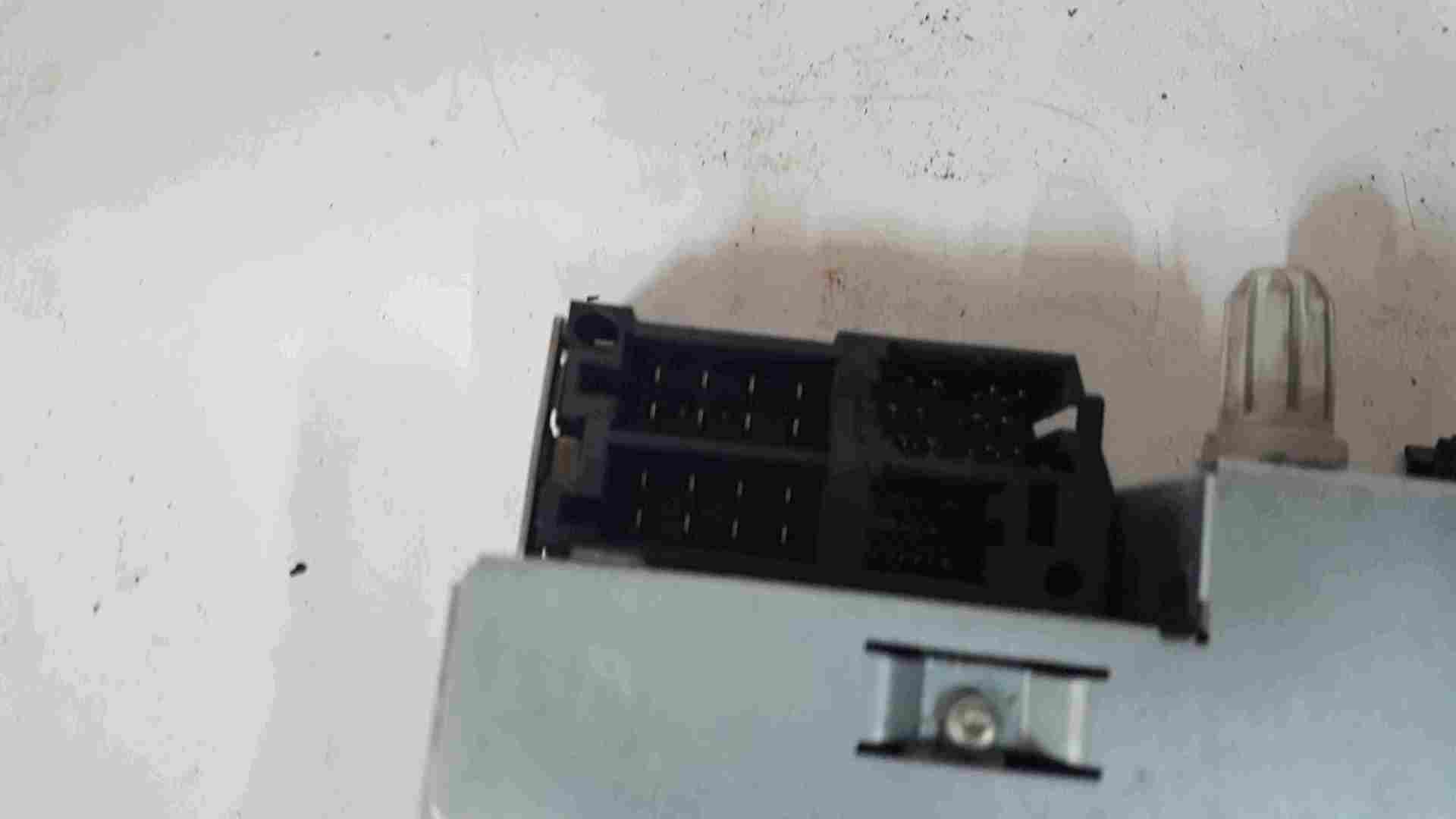 Thumb 2 Renault Clio MK2 2001-2006 Radio CD Player Update List 8200466667