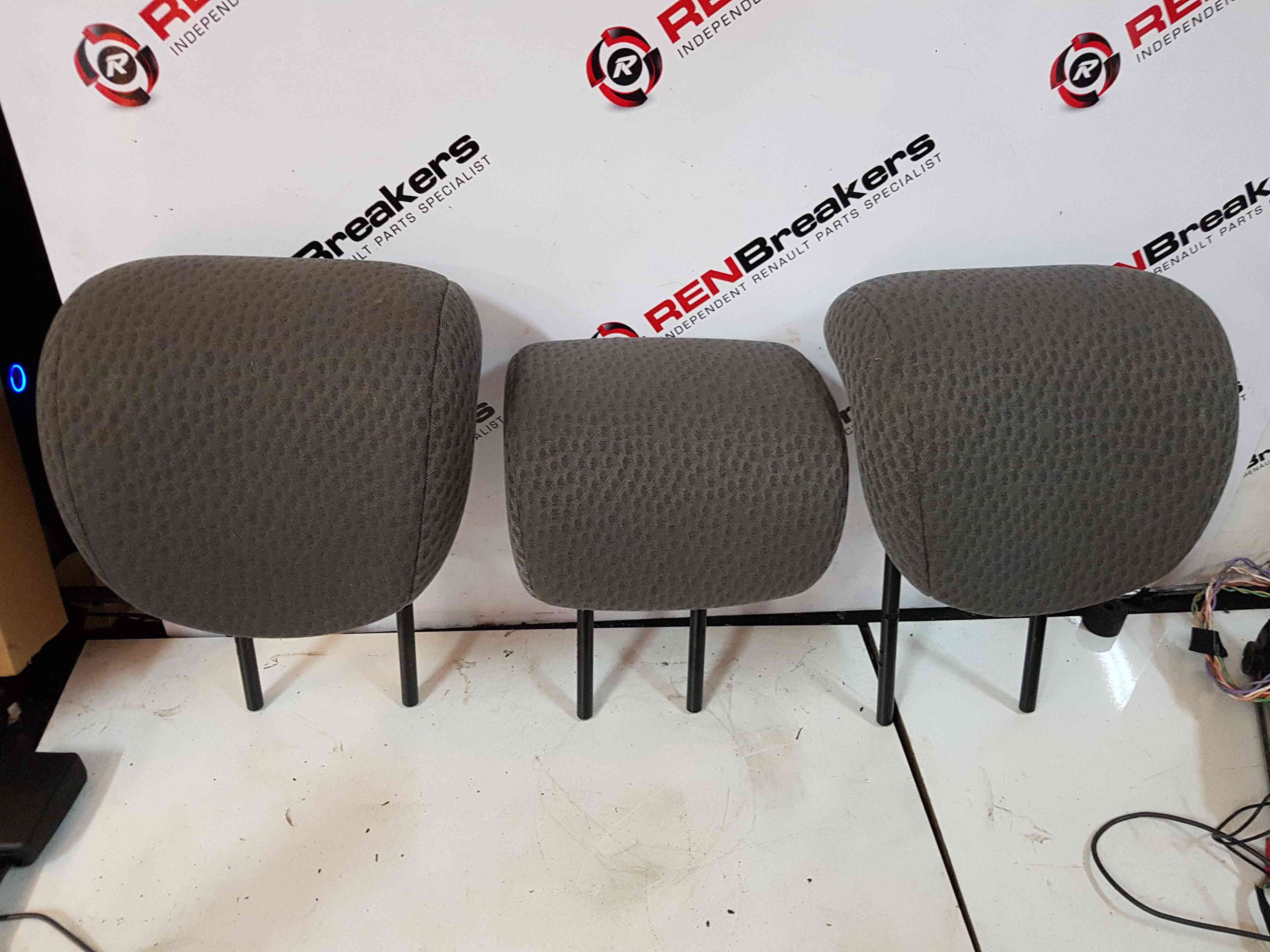 Thumb 4 Renault Clio MK2 2001-2006 Rear Headrest Head Rest OSR Nsr Middle SET 