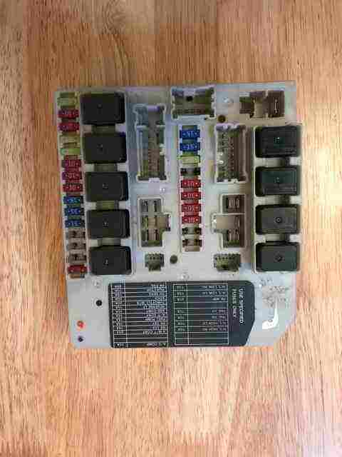 Renault Clio MK3   Modus 2005-2012 Engine Bay Fuse Box UPC UNIT 833L04