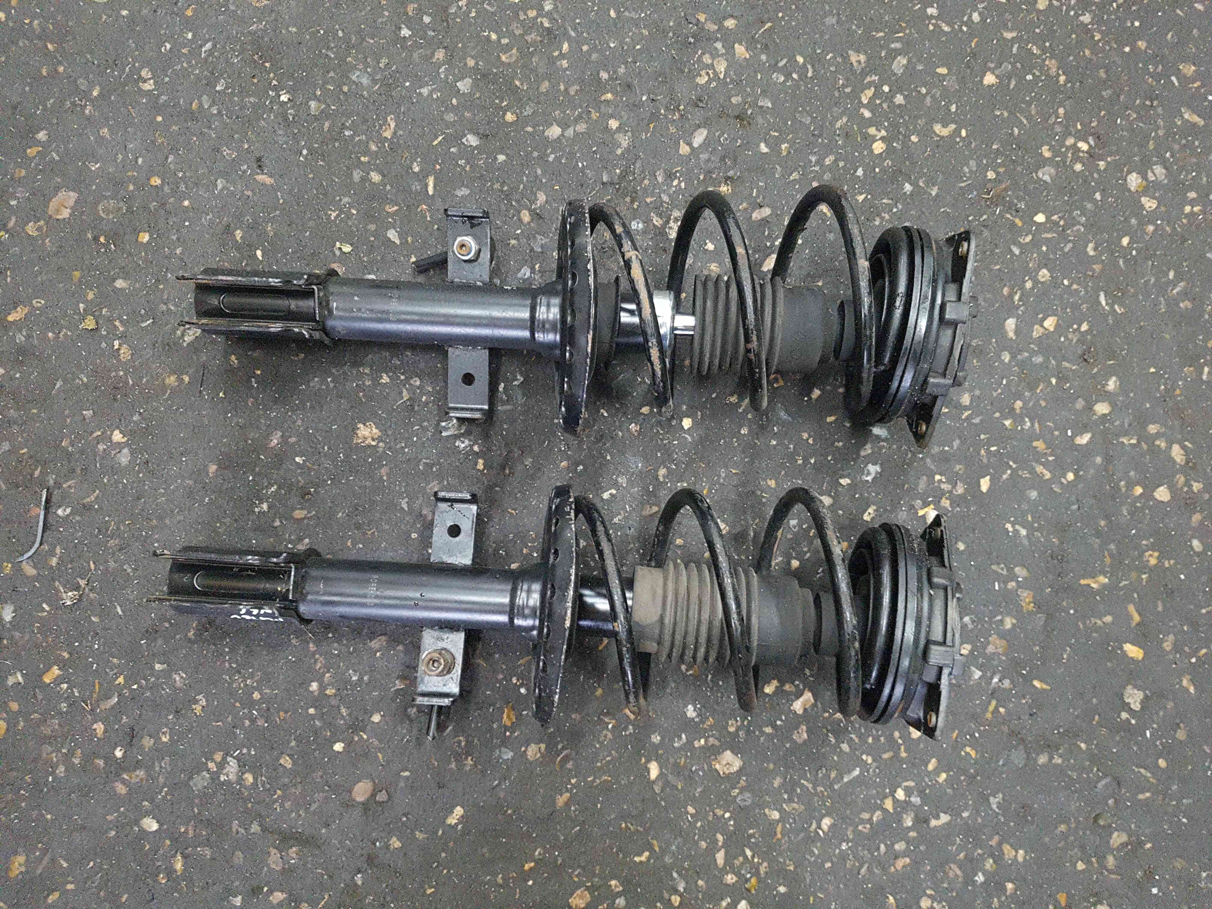 Thumb 2 Renault Clio MK3 2005-2009 1.4 16V NSF Osf Front Shock Absorber Spring Strut X2