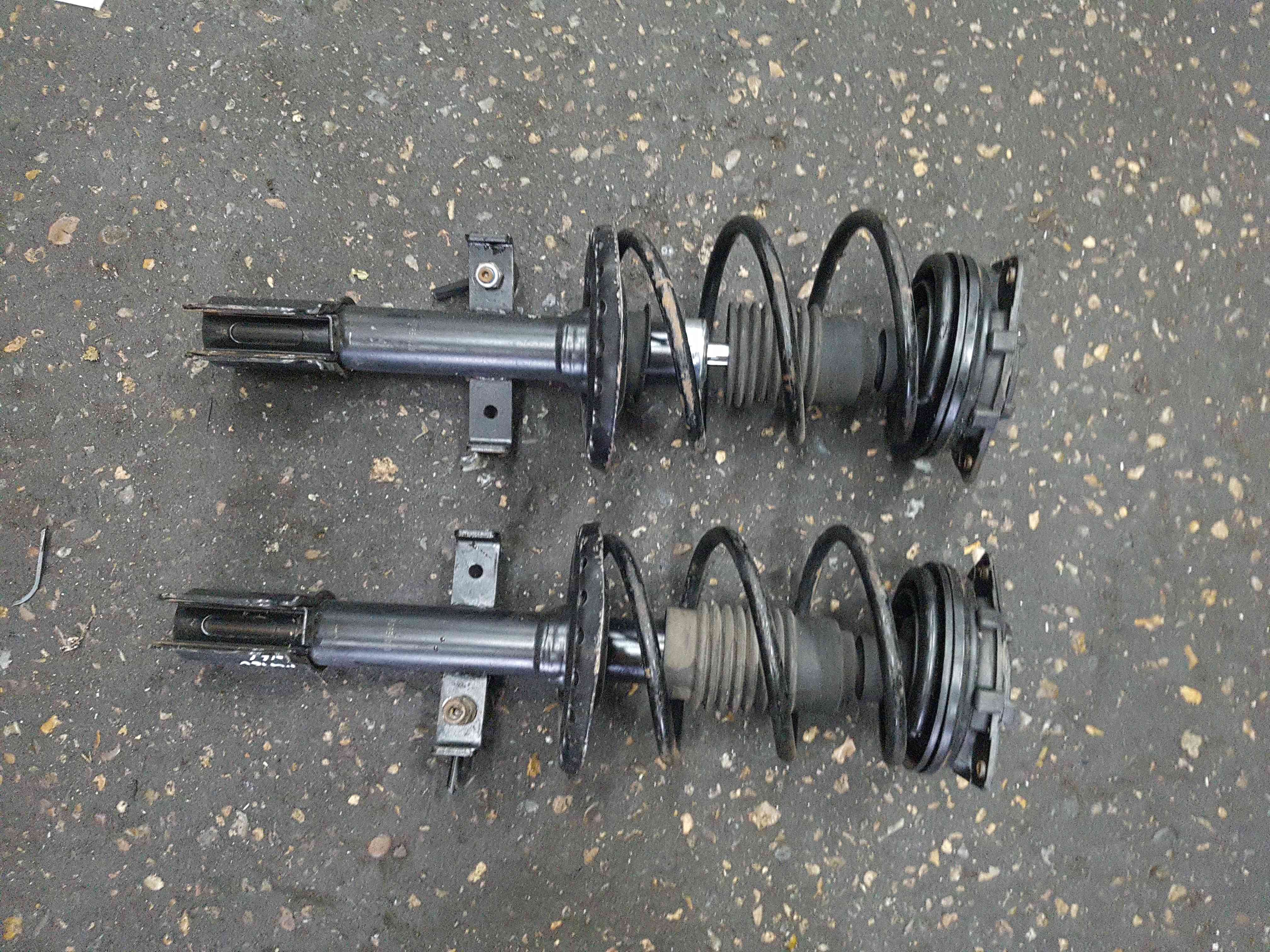Renault Clio MK3 2005-2009 1.4 16V NSF Osf Front Shock Absorber Spring Strut X2