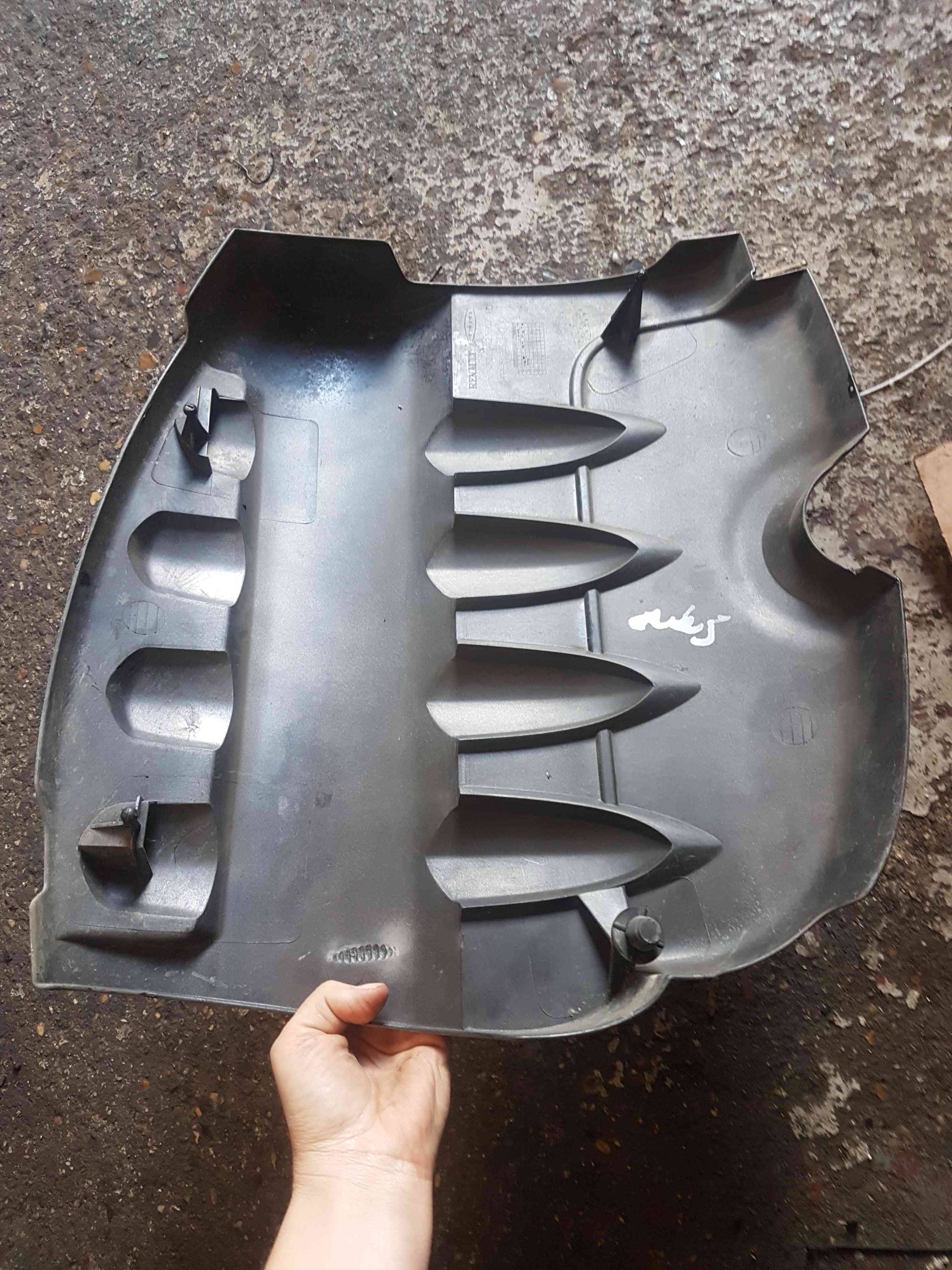 Thumb 5 Renault Clio MK3 2005-2009 1.6 1.4 16V Engine Cover Plastic 4/5 8200323607