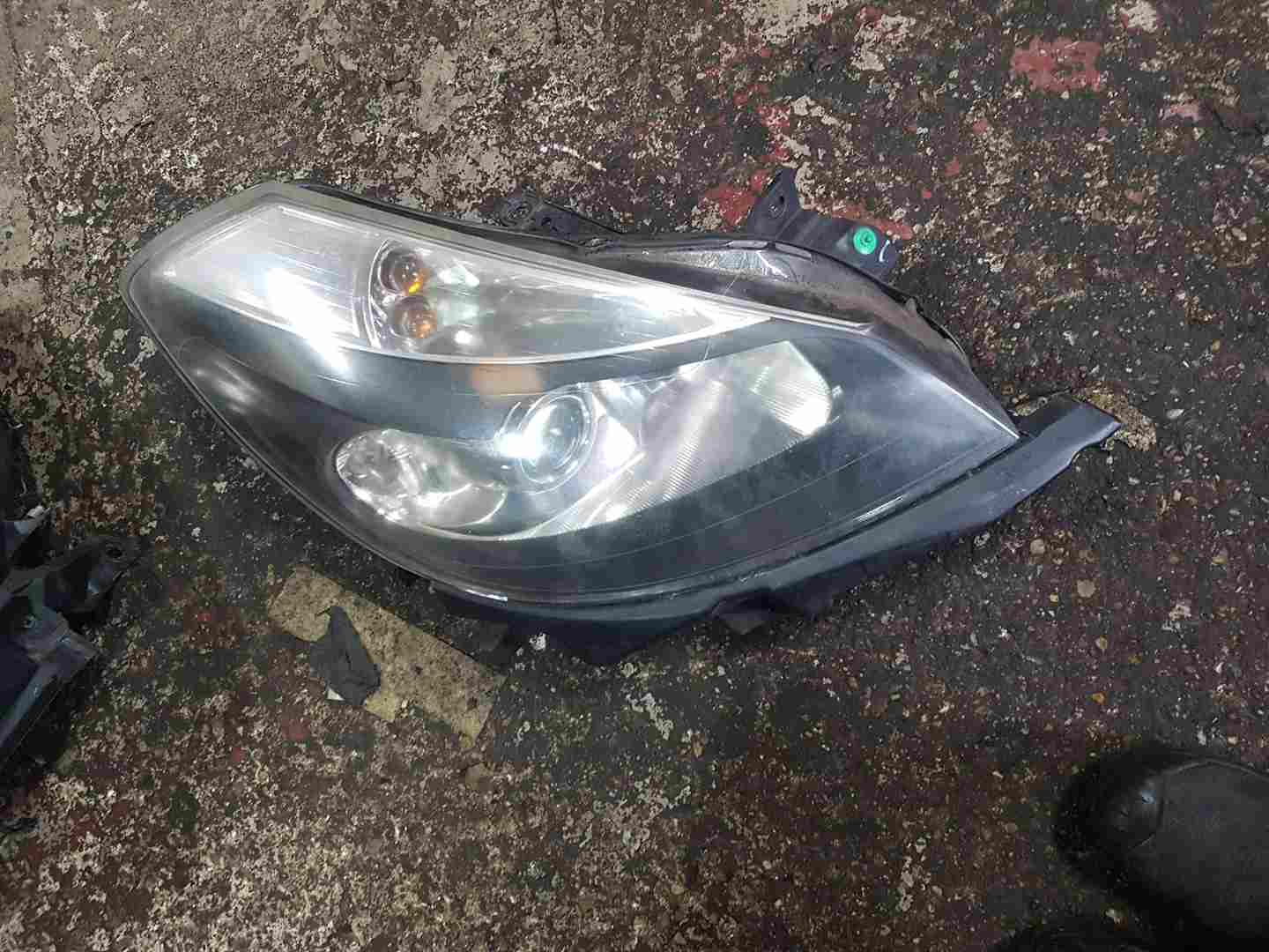 Thumb 2 Renault Clio MK3 2005-2009 Drivers OSF Front Headlight Black Backing Cloudy