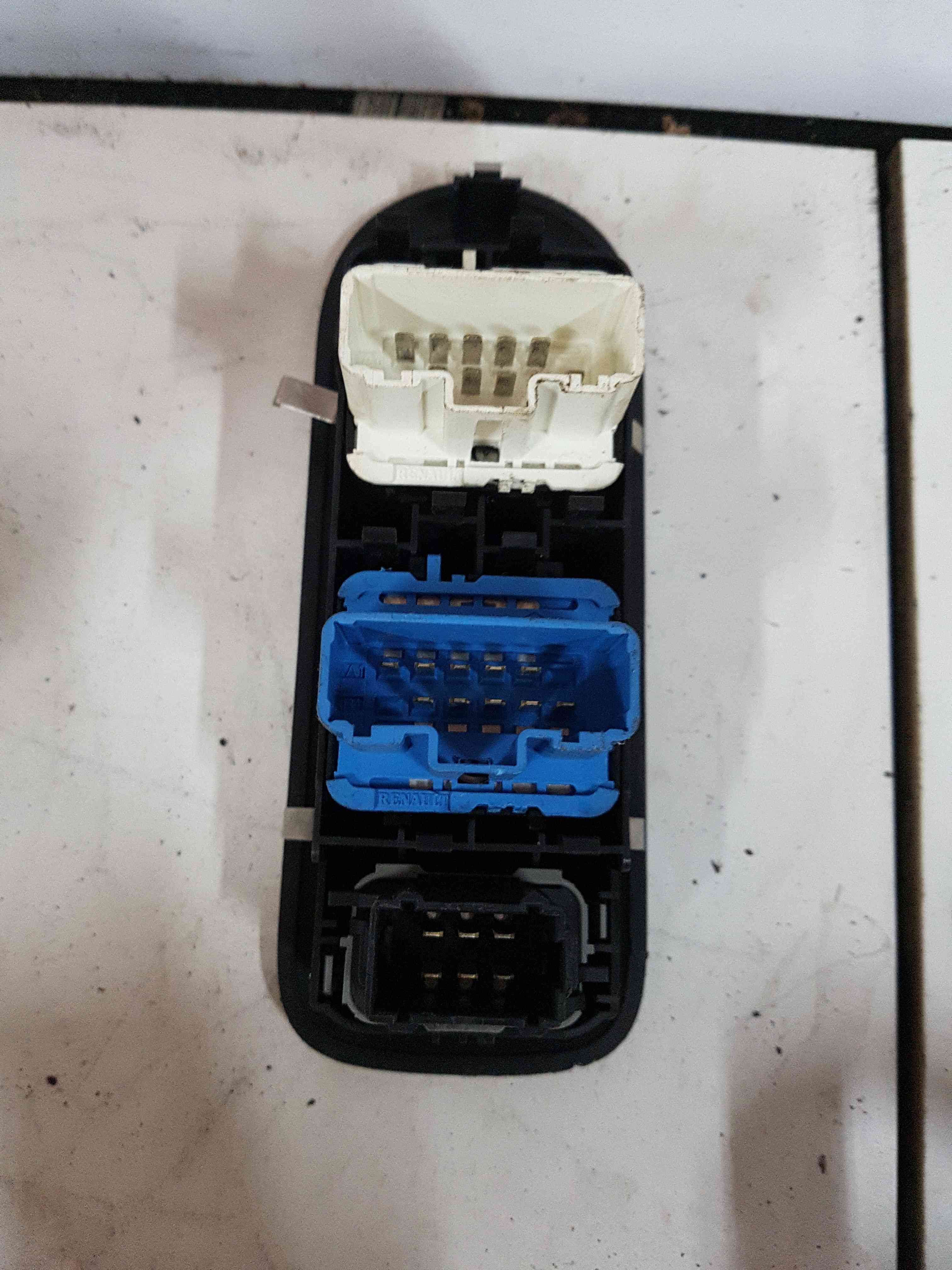 Thumb 3 Renault Clio MK3 2005-2009 Drivers OSF Front Window Switch White Plug Blue