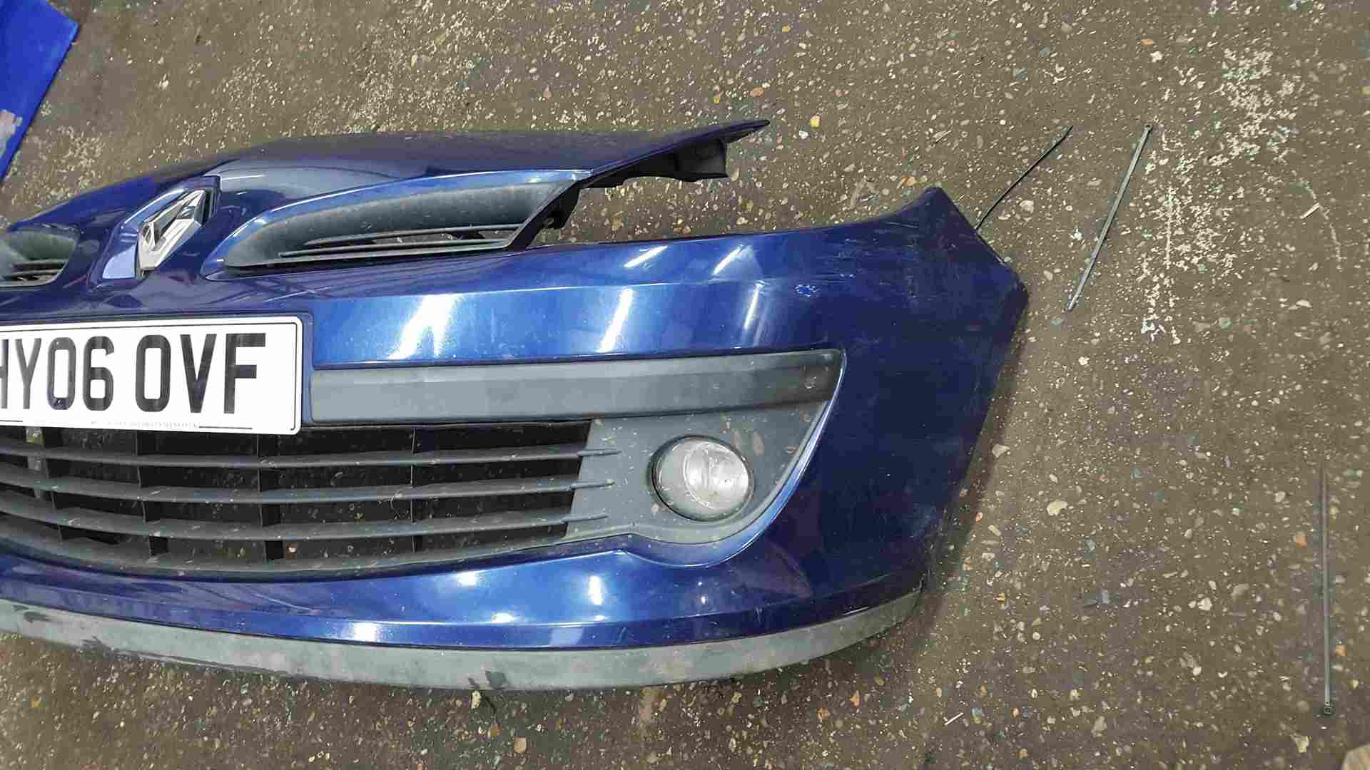 Thumb 2 Renault Clio MK3 2005-2009 Front Bumper Blue 432 185