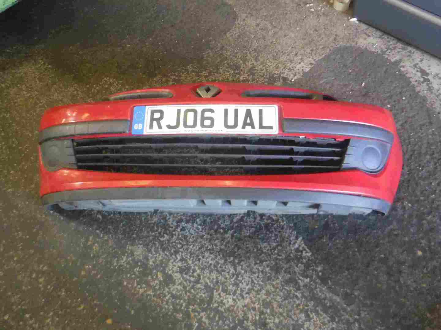 Renault Clio MK3 2005-2009 Front Bumper Red 727 185