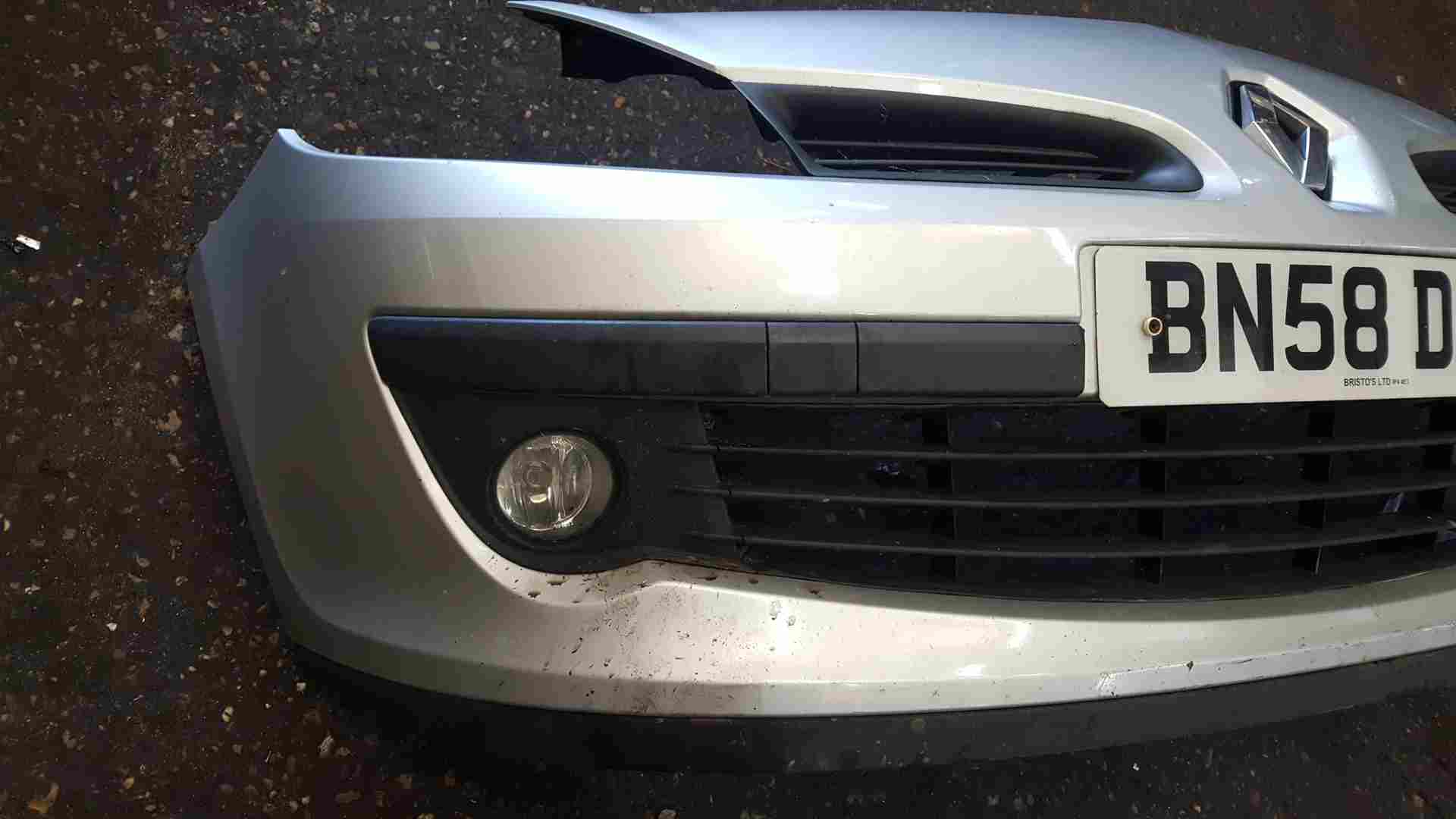 Thumb 4 Renault Clio MK3 2005-2009 Front Bumper Silver Ted69 185 Grade b