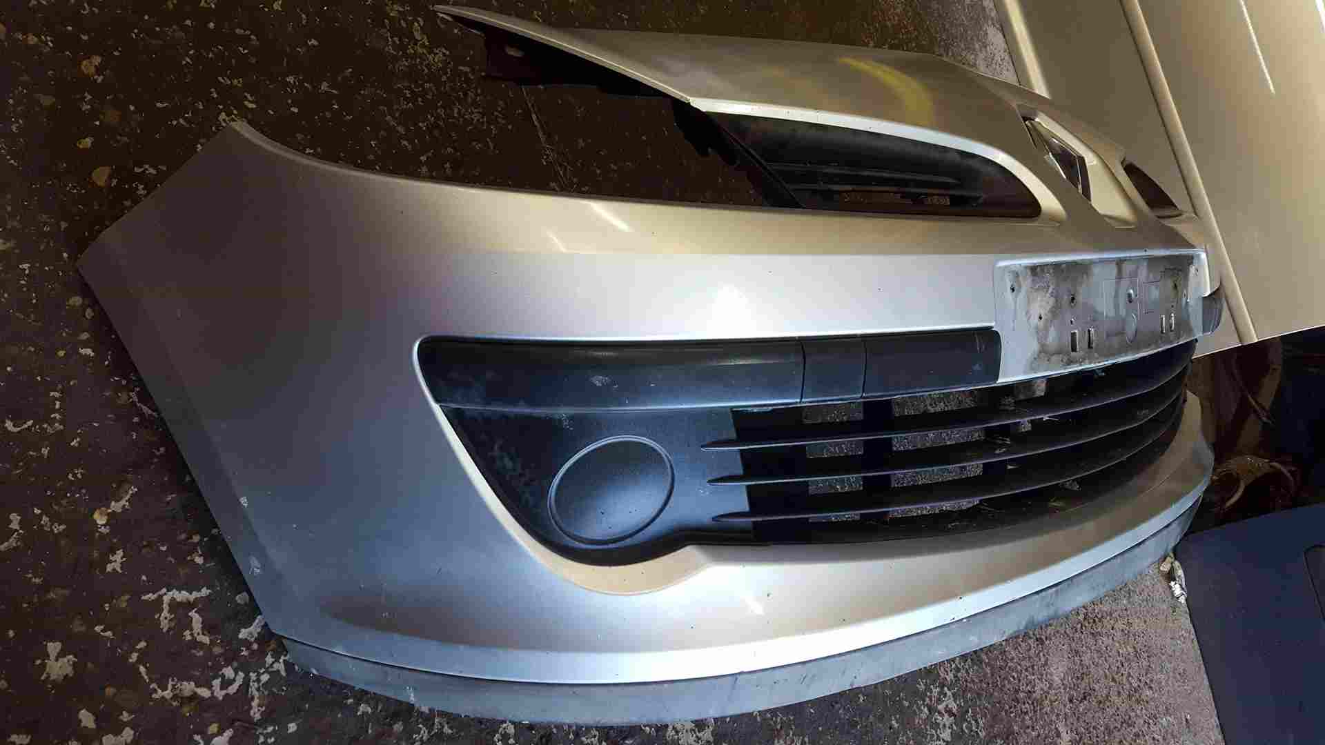 Thumb 2 Renault Clio MK3 2005-2009 Front Bumper Silver Ted69 185 no fogs some damage