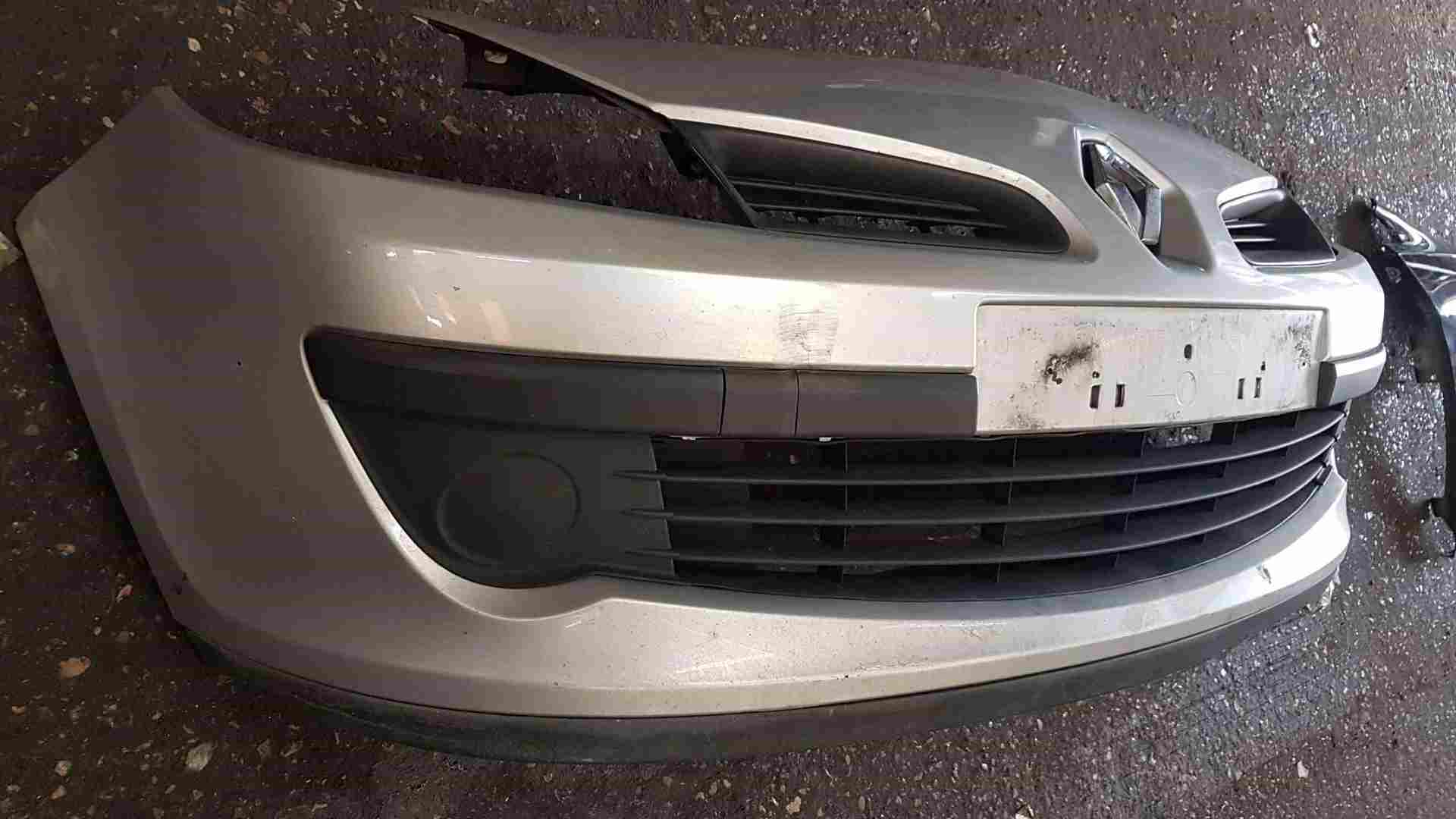 Thumb 2 Renault Clio MK3 2005-2009 Front Bumper Silver Ted69 185
