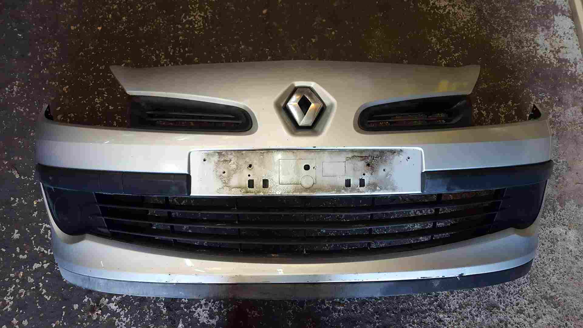 Thumb 7 Renault Clio MK3 2005-2009 Front Bumper Silver Ted69 185 no fogs some damage