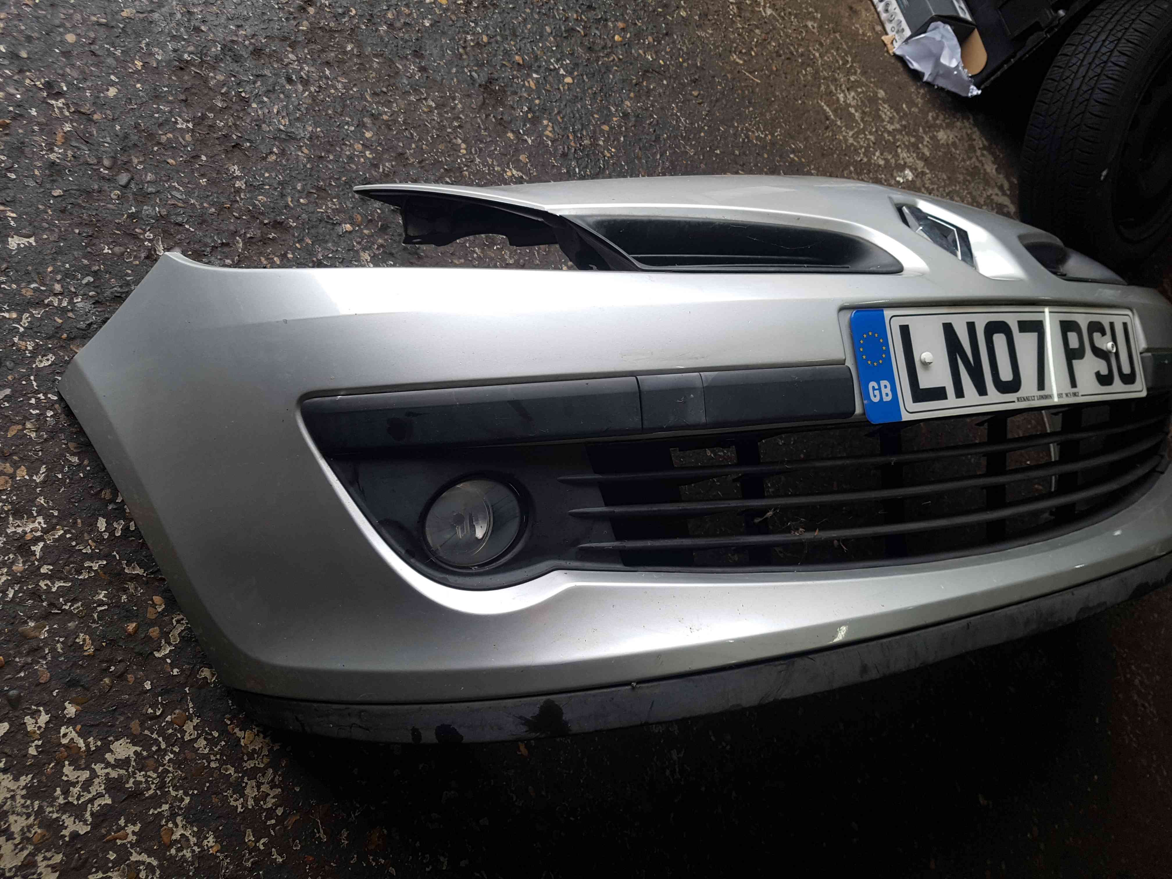 Thumb 3 Renault Clio MK3 2005-2009 Front Bumper Silver Ted69 185