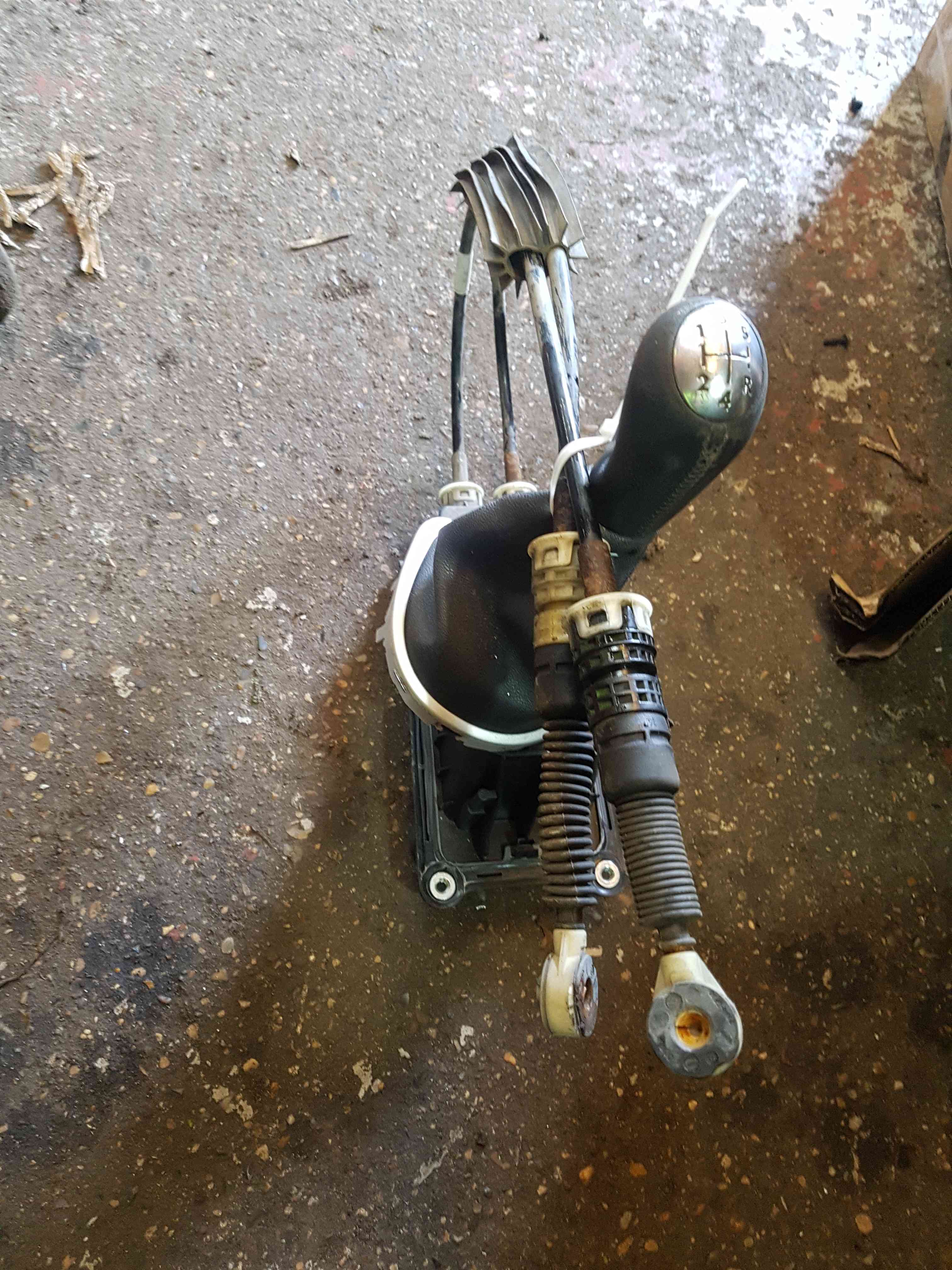 Thumb 8 Renault Clio MK3 2005-2009 Gearstick Mechanism + Cables 8200755871