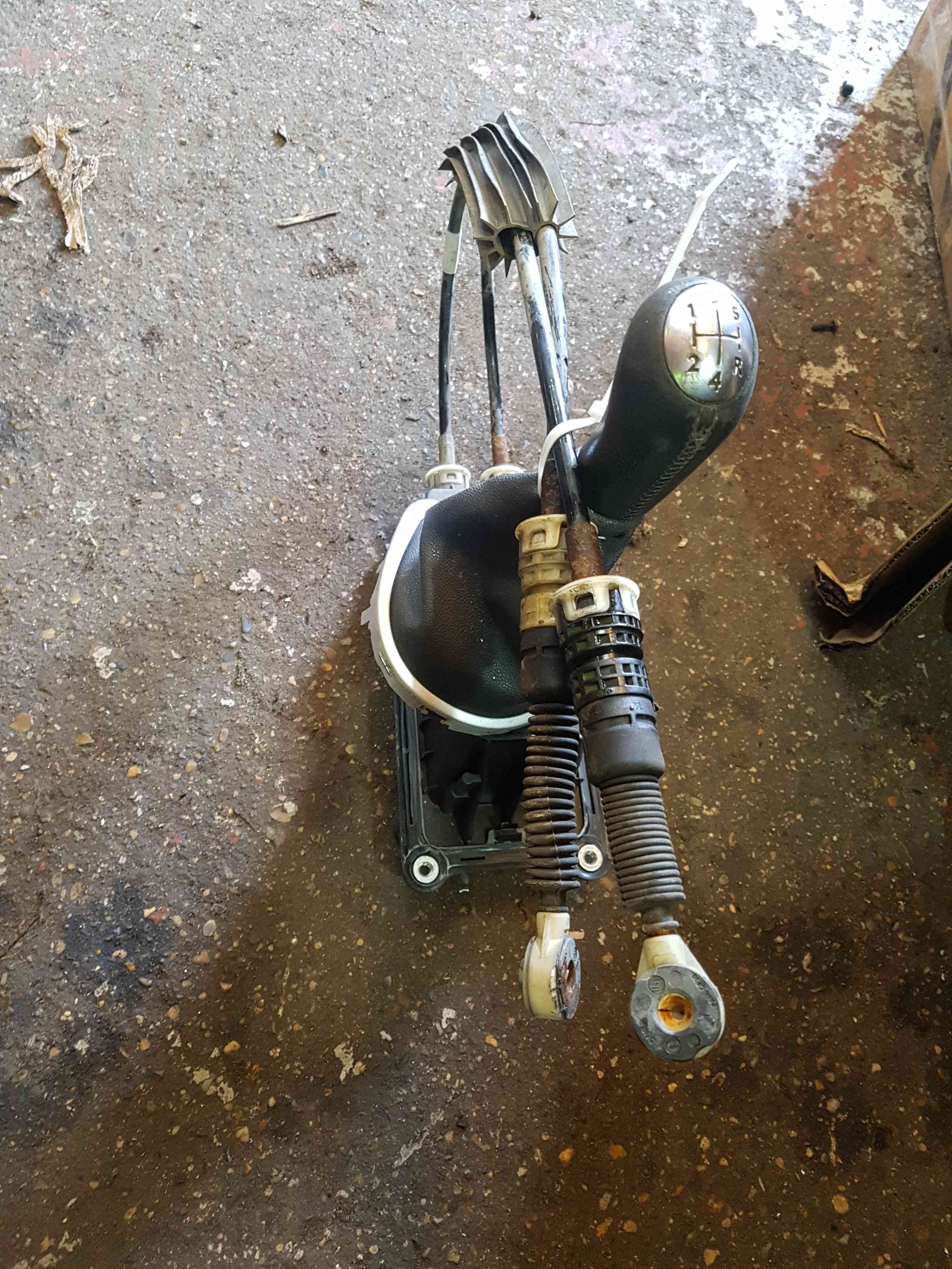 Thumb 9 Renault Clio MK3 2005-2009 Gearstick Mechanism + Cables 8200755871